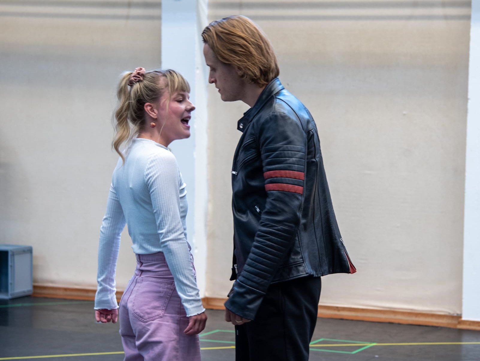 Isabel Waltsgott  und Kaspar Nilsson lieben im Musical "We will rock you" die Rockmusik und wollen frei sein.