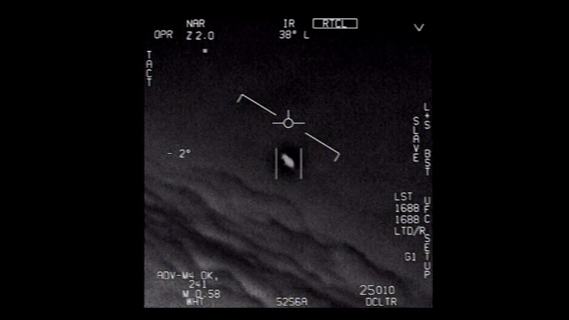 Das Standbild eines vom US-Verteidigungsministerium veröffentlichten Videos zeigt ein Unidentifiziertes Flugobjekt, das von Piloten der US-Marine gesichtet wurde. Es stammt von 2021.