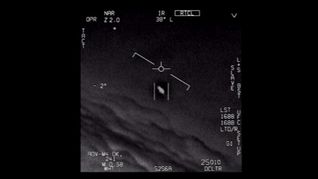 Das Standbild eines vom US-Verteidigungsministerium veröffentlichten Videos zeigt ein Unidentifiziertes Flugobjekt, das von Piloten der US-Marine gesichtet wurde. Es stammt von 2021.