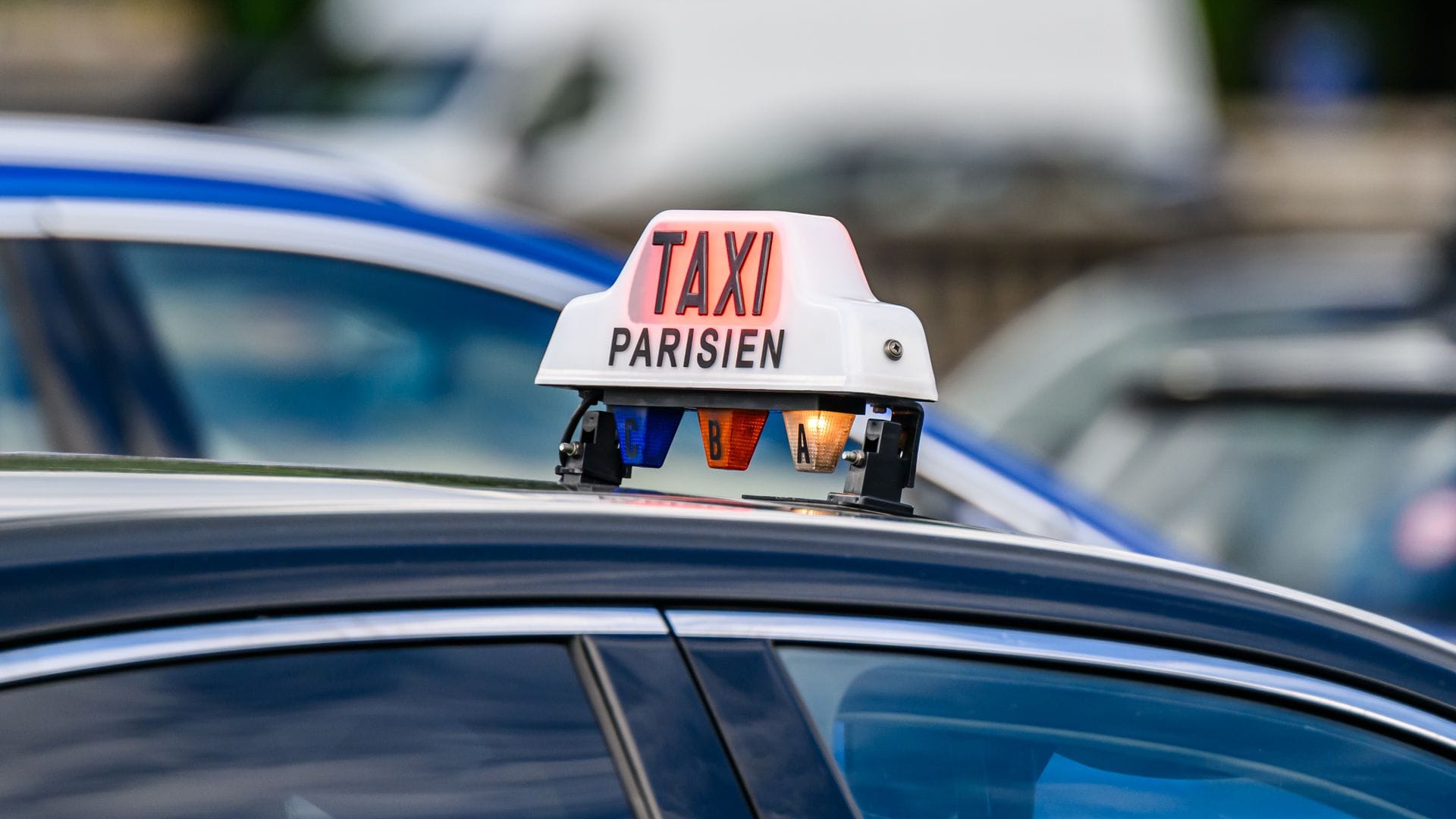 In Frankreich gibt es keine festgelegte Farbe für Taxis, jedoch sind die meisten silber, grau oder schwarz. (Archivbild)