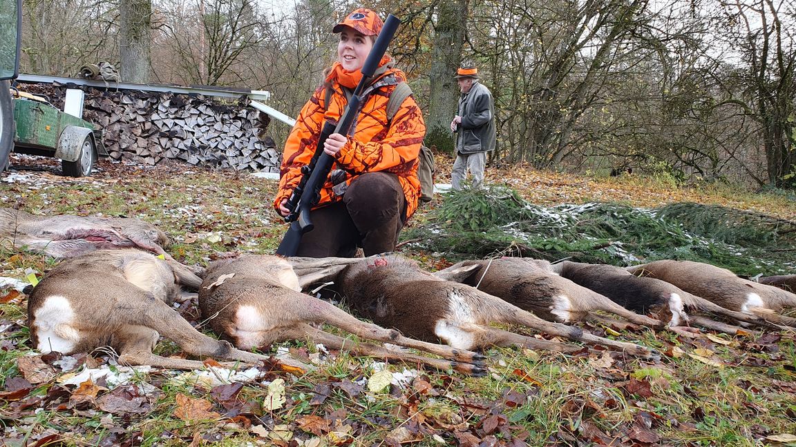 Malenka Benzinger. Das Reh direkt vor ihren Füßen hat sie selbst erlegt.       Bild: Wegner