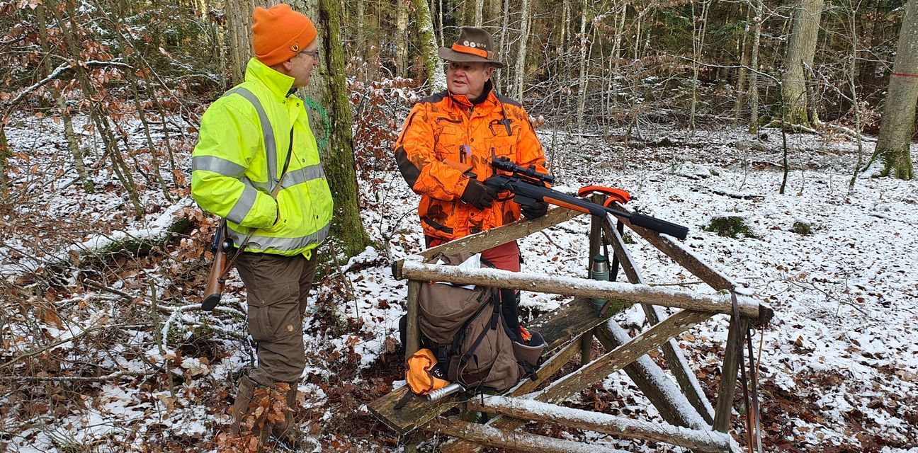 Kreisjägermeister Claus Kissel (rechts) bei der Lagebesprechung mit einem seiner Stellvertreter Dr. Thomas Maßler. 
     Bild: Wegner