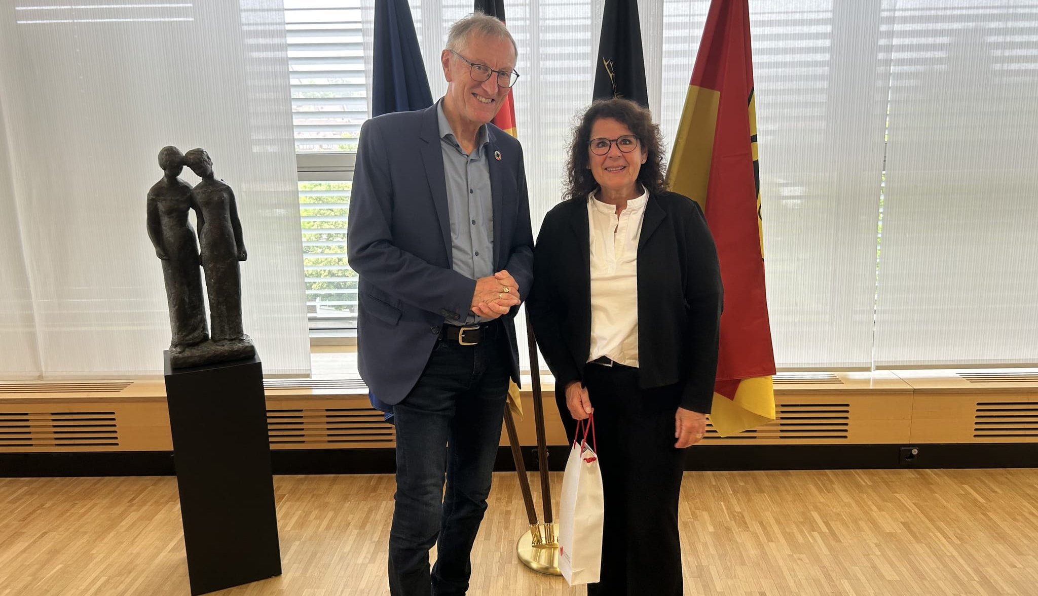 Landrat Roland Bernhard bedankt sich bei Carola Dieterich.