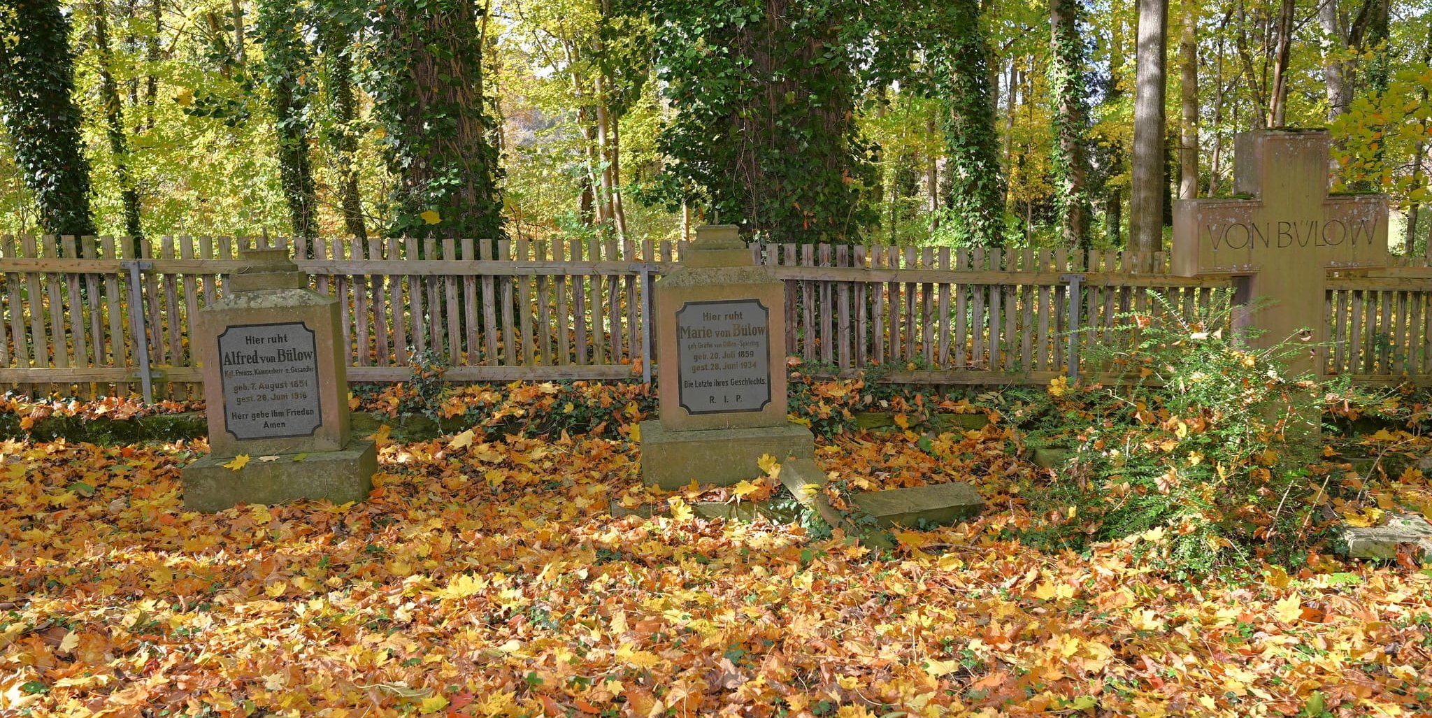 Die Gräber der Familie von Bülow. Rechts unter dem großen Kreuz liegen im Laub die umgestürzten Grabsteine der letzten Schlossherrin Adrienne von Bülow (Dätzinger Ehrenbürgerin) und ihrer Enkelin Caroline Hehr geborene Gräfin von Pückler (1936 bis 1995), die in Ostelsheim lebte. Bilder: Reichert