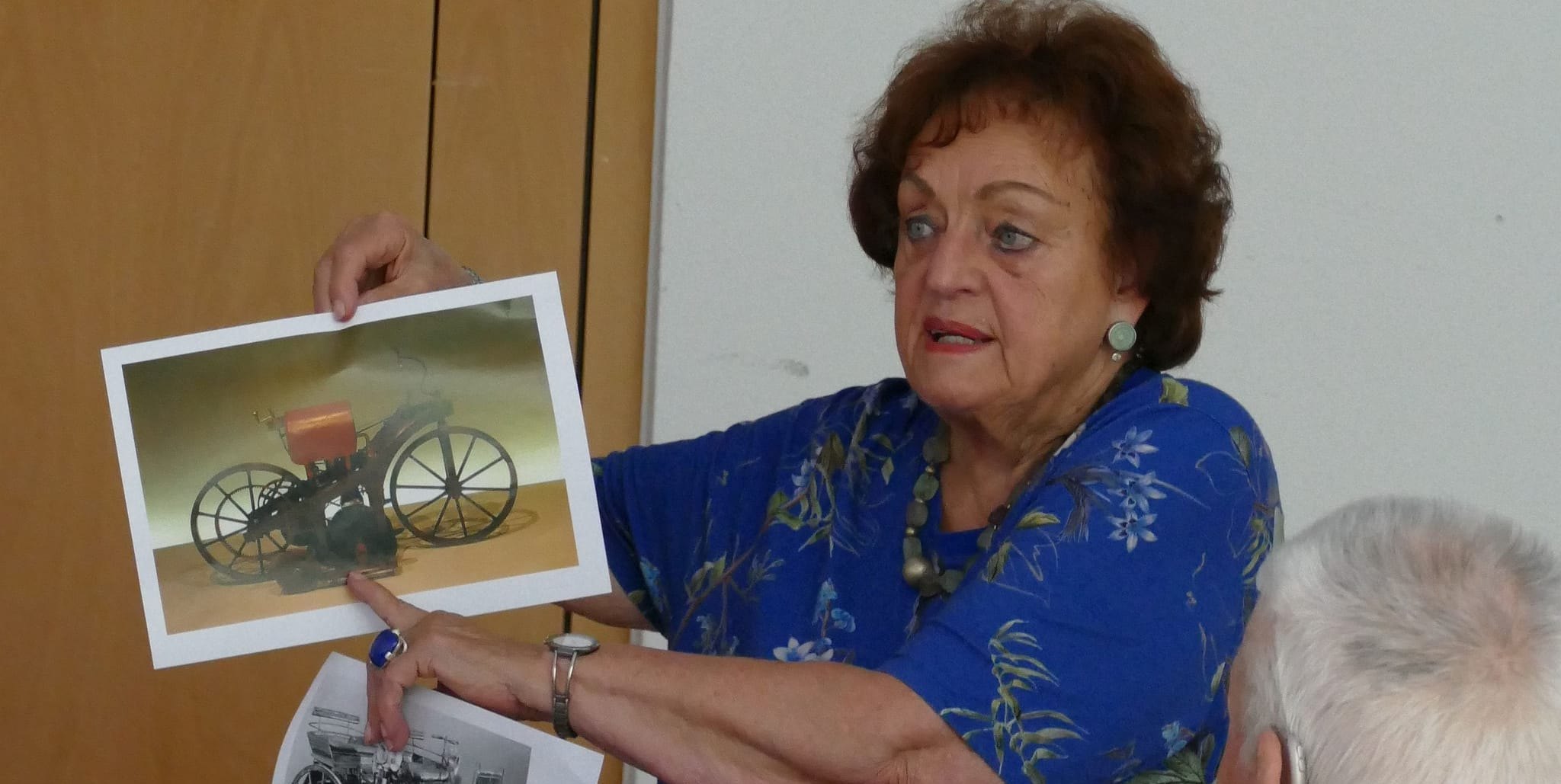 Anneliese Küting beim Vortrag über Gottlieb Daimler im Ökumenischen Gemeindezentrum.  Bild: Lück