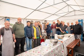 Ein starkes Team sorgt für den reibungslosen Ablauf hinter der Theke. Bild: Nüßle