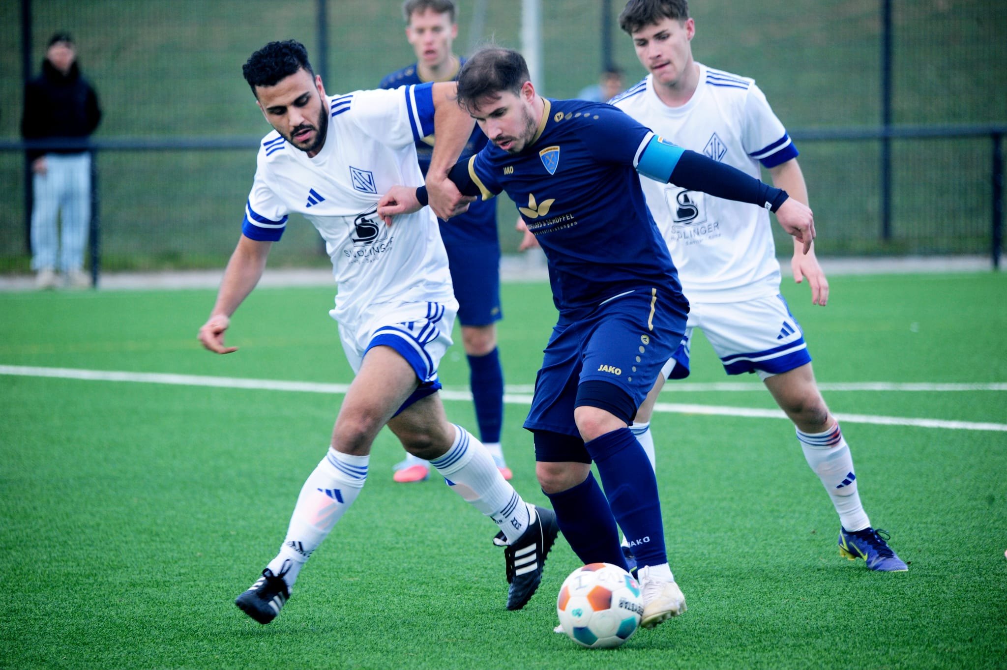 TVD-Kapitän Simon Lindner (blaues Trikot) fällt verletzungsbedingt aus.