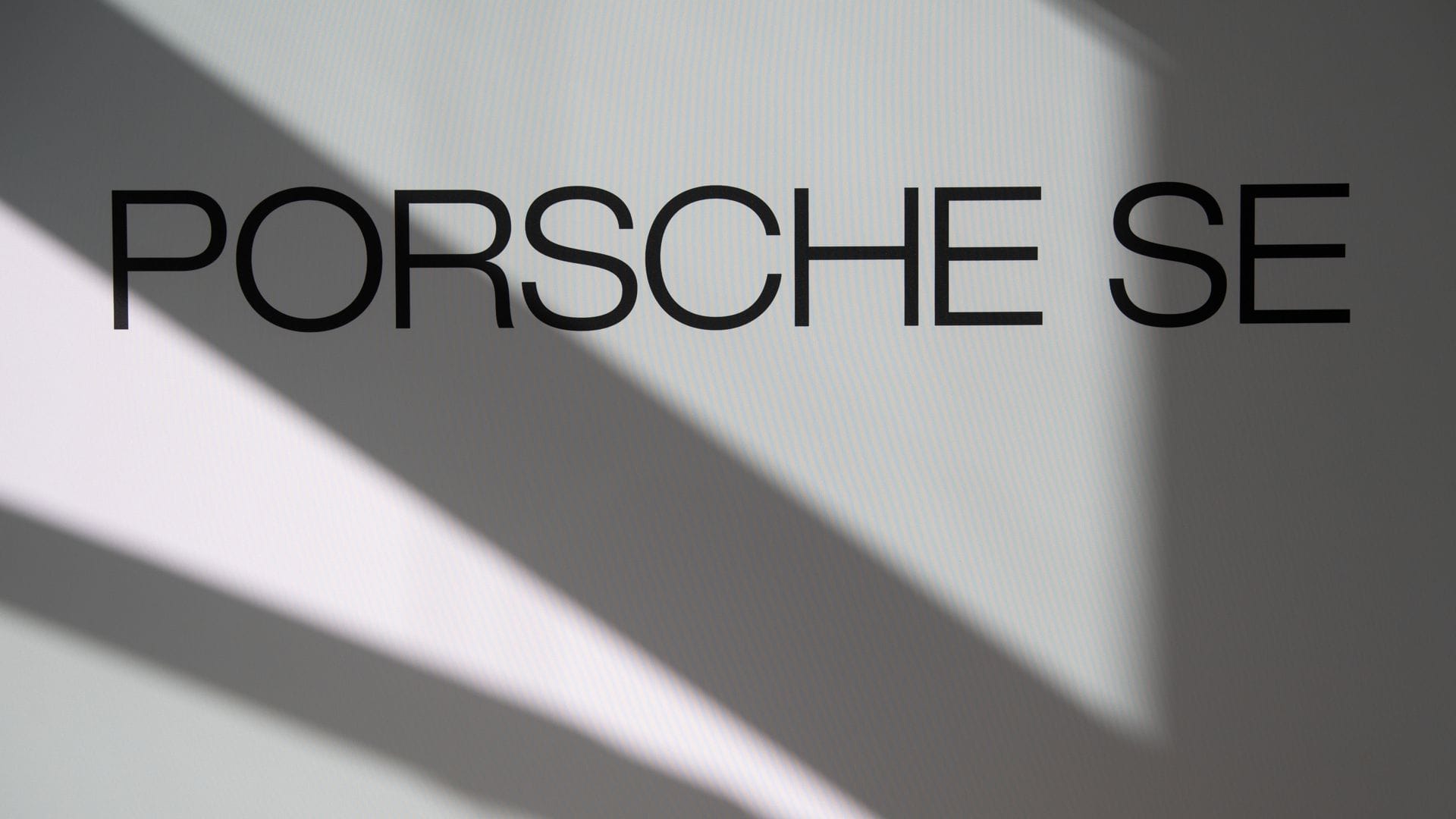 Porsche SE senkt wegen der schwierigen Lage bei den Kernbeteiligungen Volkswagen und Porsche AG ihr Jahresgewinnziel. (Symbolbild)