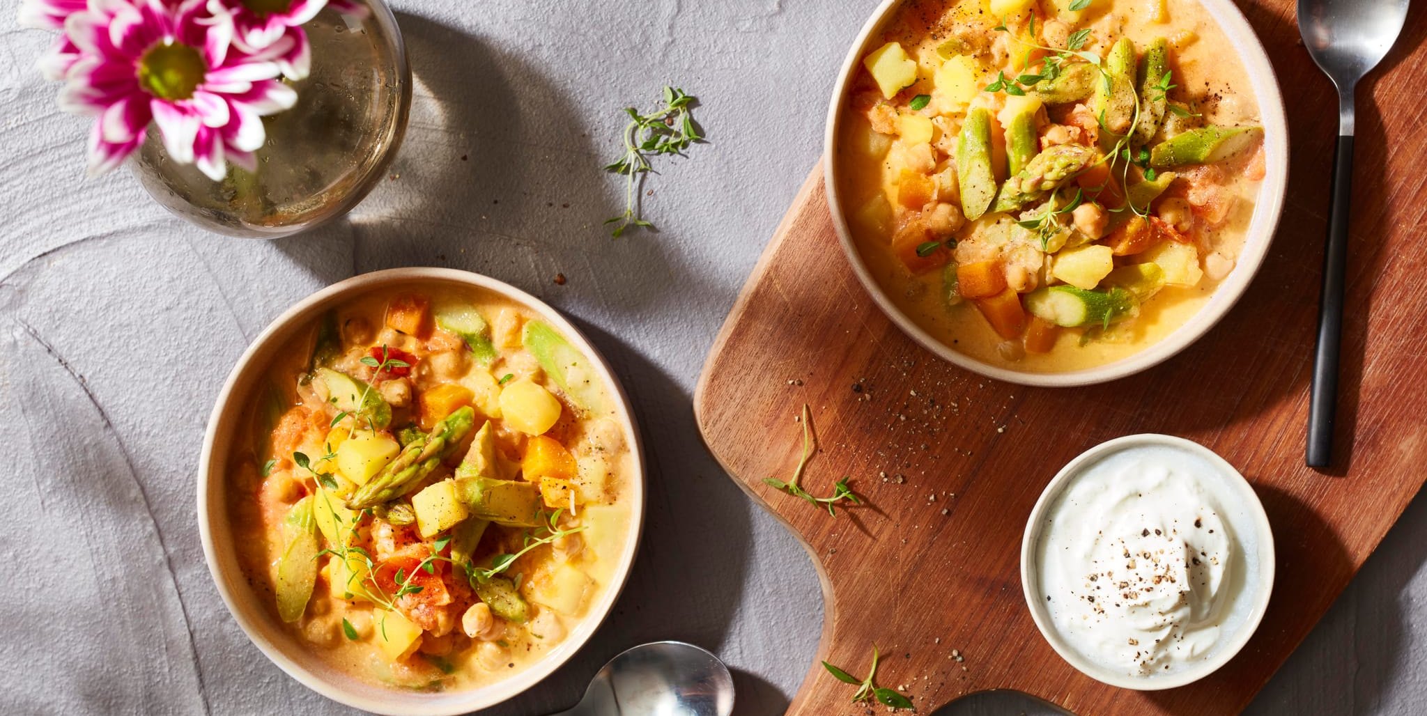 Schmeckt nach Frühling und zeigt, wie vielfältig sich grüner Spargel zubereiten lässt - Kartoffelragout mit grünem Spargel und Kichererbsen.