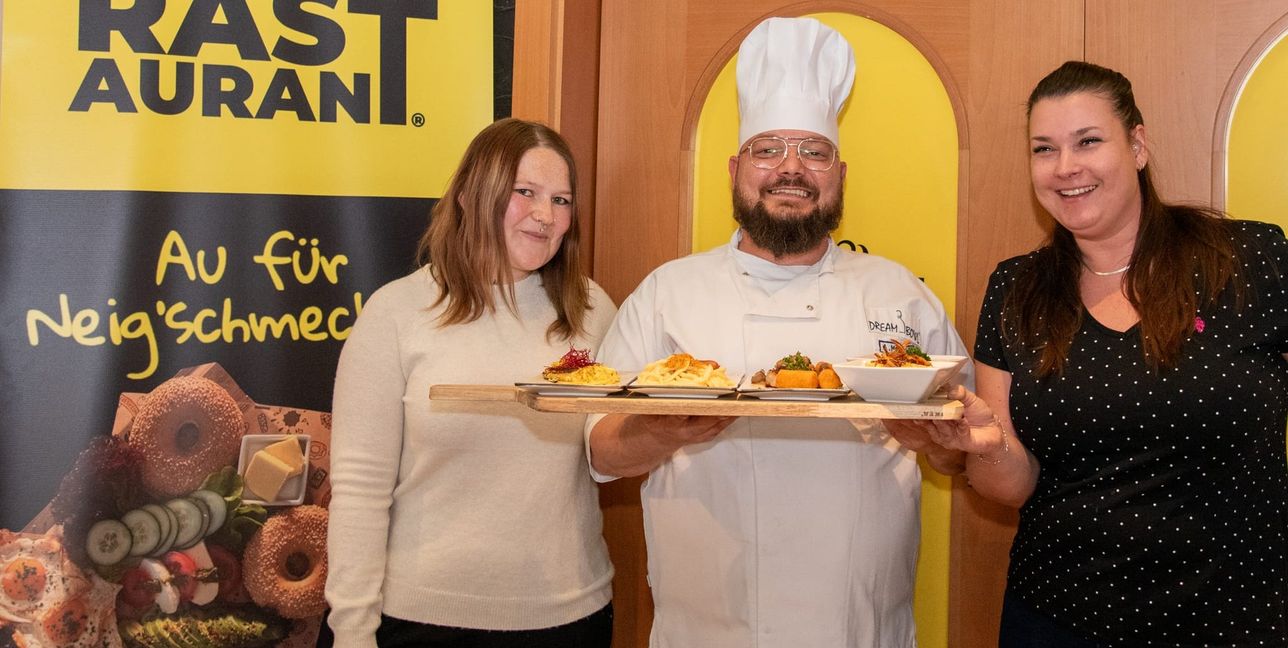 Centerleiterin Verena Schnurrbusch, Küchenchef Andreas Moltenbrey und Dream-Bowl-Geschäftsführerin Corinna Knöbl (von links) servieren jetzt auch schwäbische Küche.