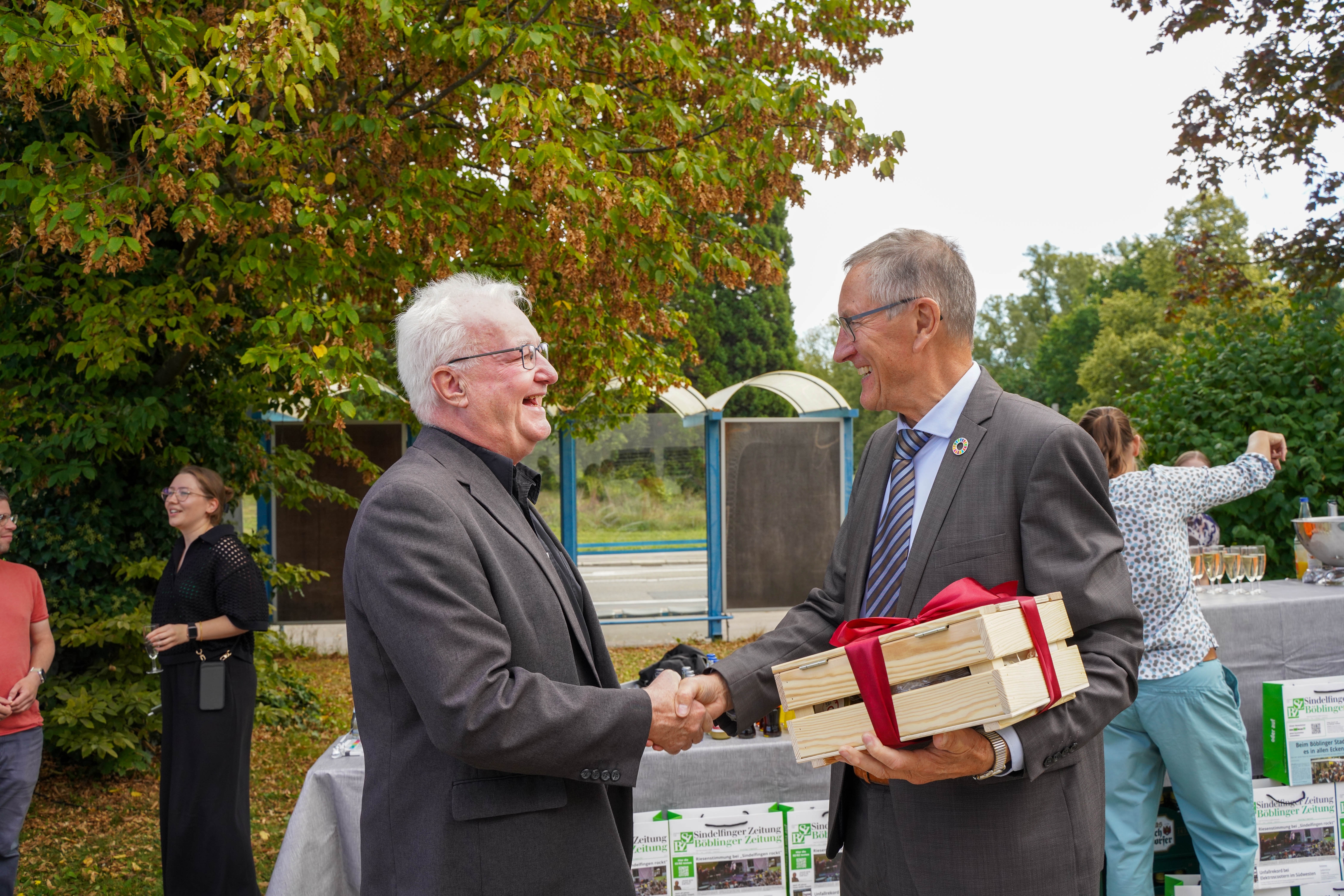 Landrat Roland Bernhard schenkt eine Heckengäukiste mit regionalen Leckereien. Bild: Dettenmeyer