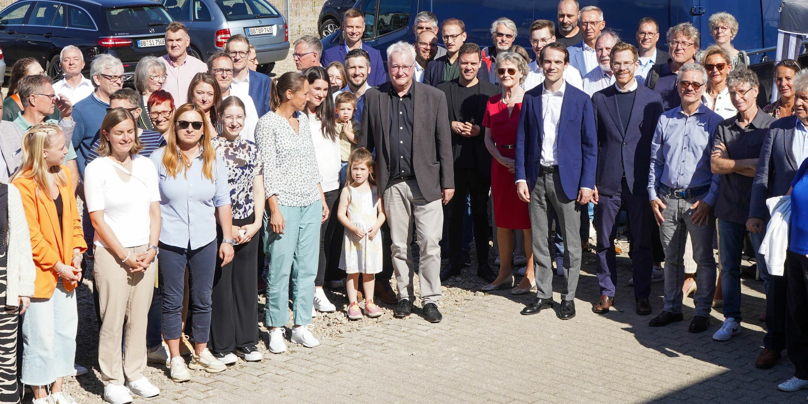 Hans-Jörg Zürn (Mitte) mit seinen Gästen bei der Feier auf dem Firmengelände von Röhm-Medien. Bild: Dettenmeyer