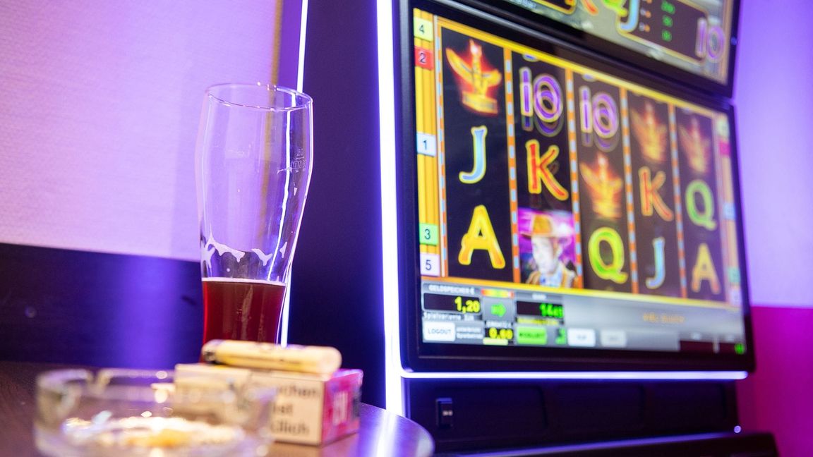 Intensives Zocken kann zu Verschuldung sowie zu psychischen und sozialen Problemen führen. (Symbolbild)