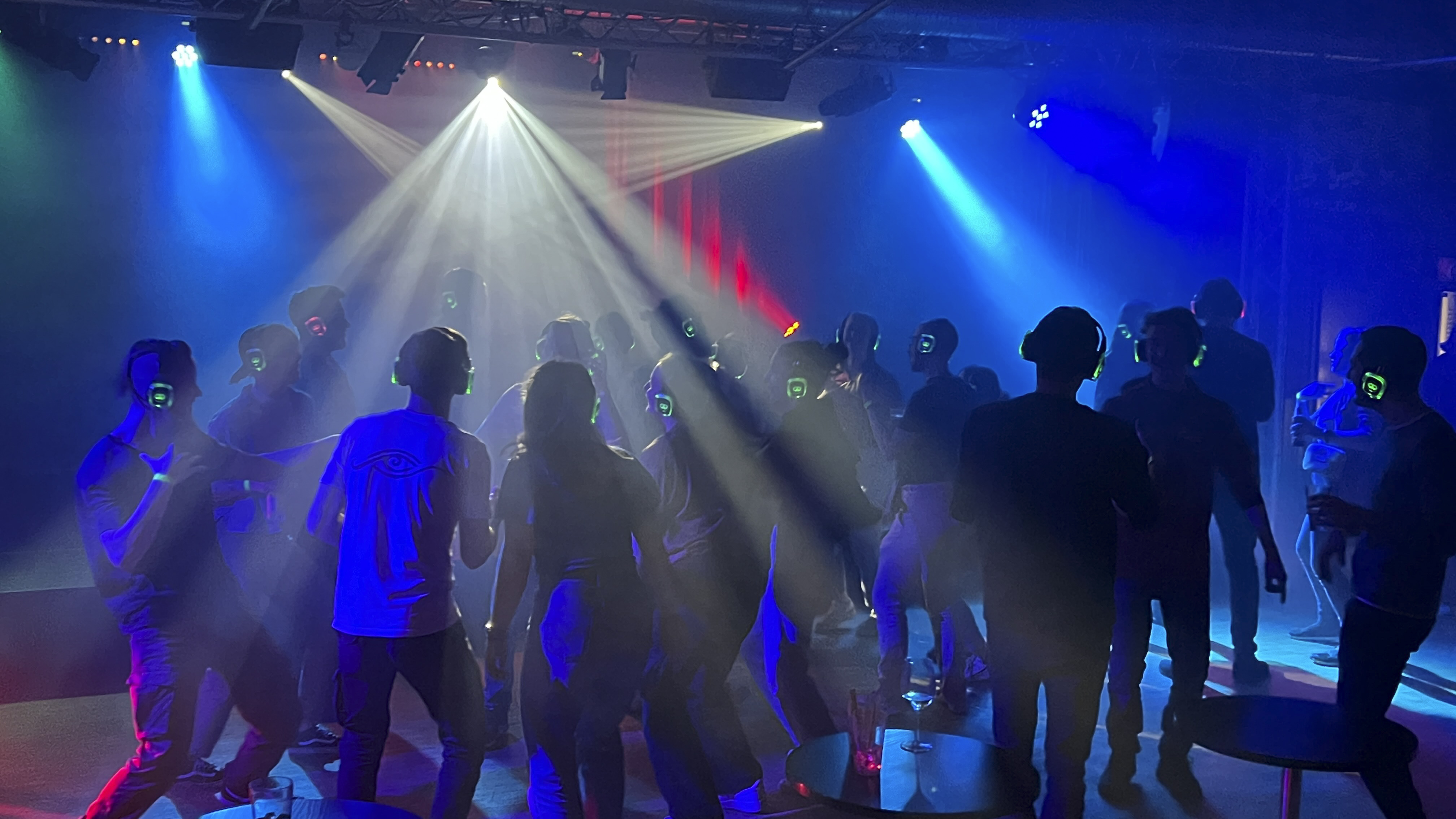 Alles was zur Party dazugehört – und der Schall bleibt im Kopfhörer.  Bild: Dettenmeyer