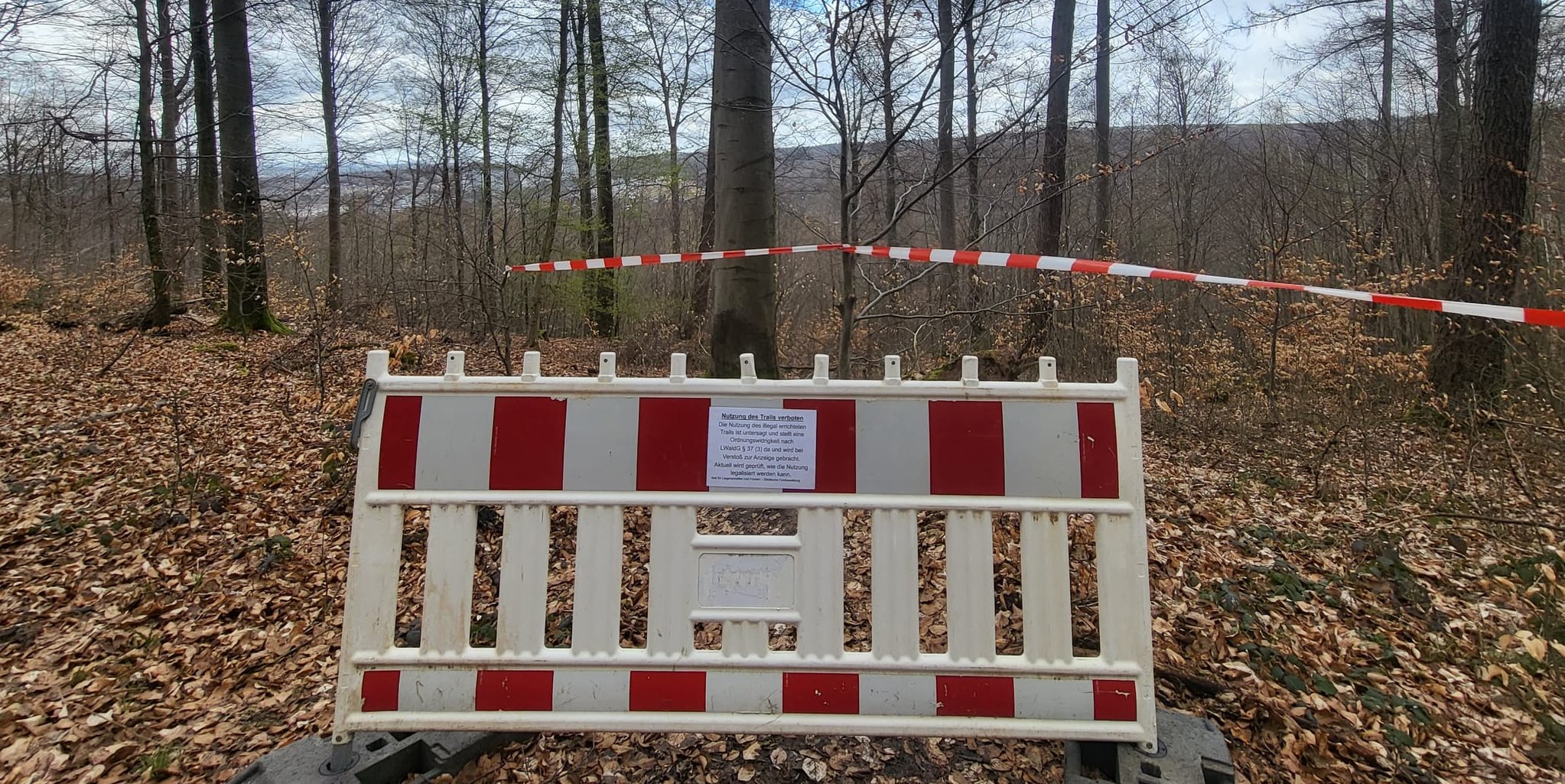 Die Forstverwaltung reagiert: Sperrband und Hinweisschild sollen die Nutzung verhindern.