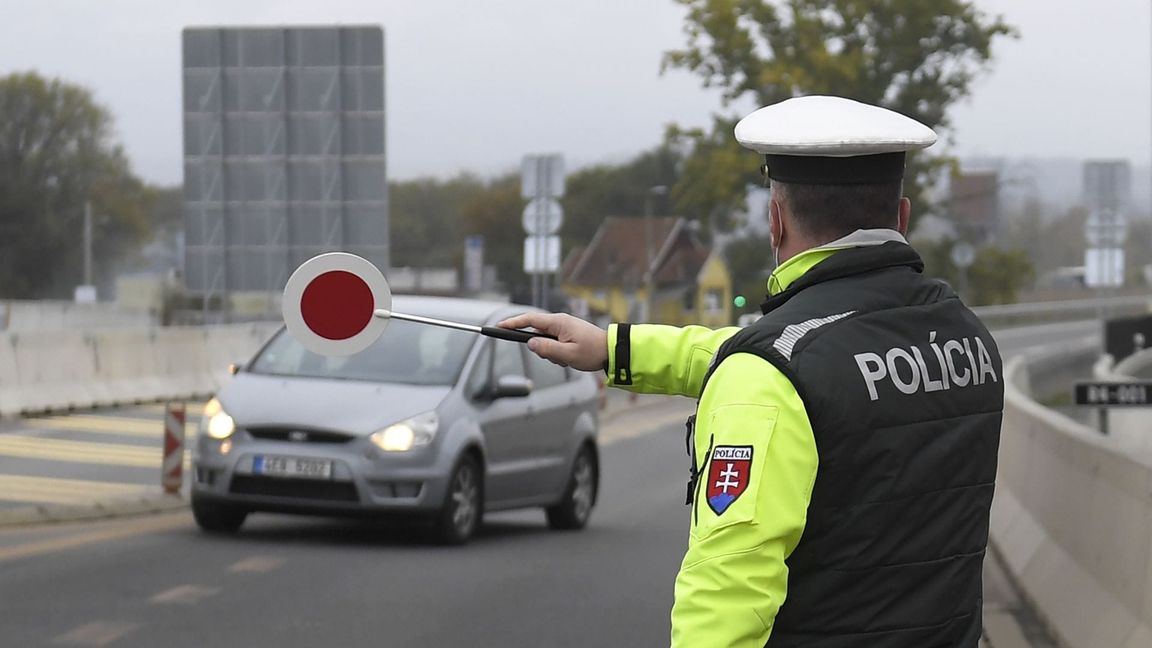 Polizisten befreiten den Jungen aus dem überhitzten Fahrzeug. (Symbolbild)