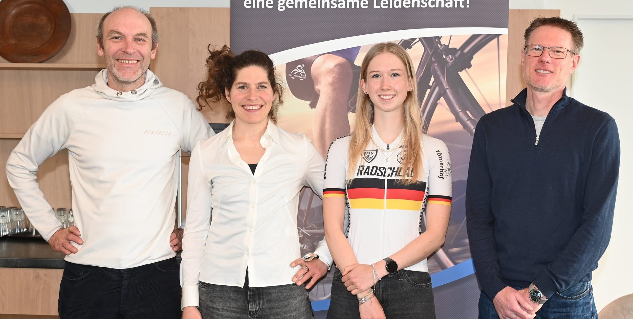 Alte Sieger und eine junge Siegerin bei „Rund um Schönaich“. Von links: René Weissinger, Lisa Brandau, Leni Bauer und Andreas Sauerborn. Bilder: Reichert