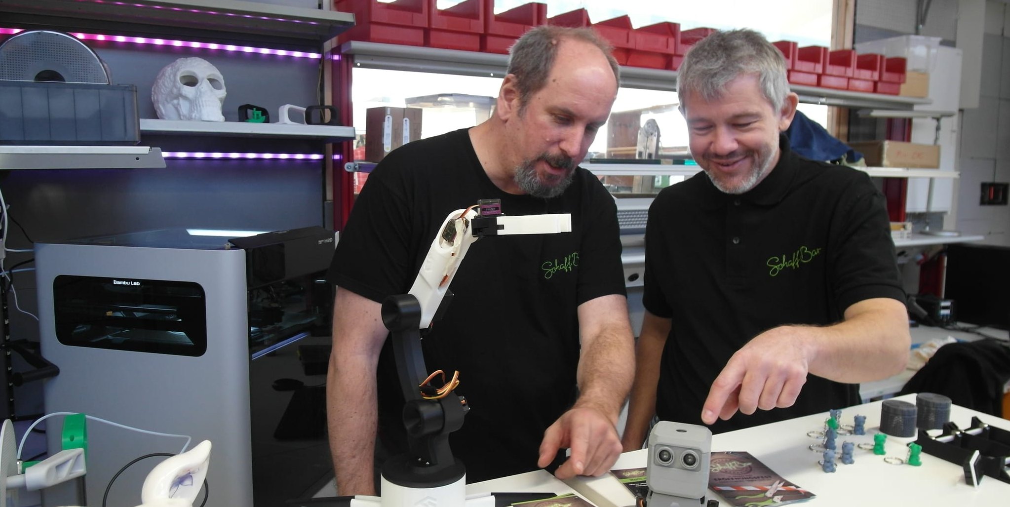 Christian Vollheim-Gelf und der Vereinsvorsitzende Steffen Wagner (von links) von der Böblinger "SchaffBar - Offene Werkstatt" zeigen, welche kreativen Ideen sich mit einem 3-D-Drucker umsetzen lassen.