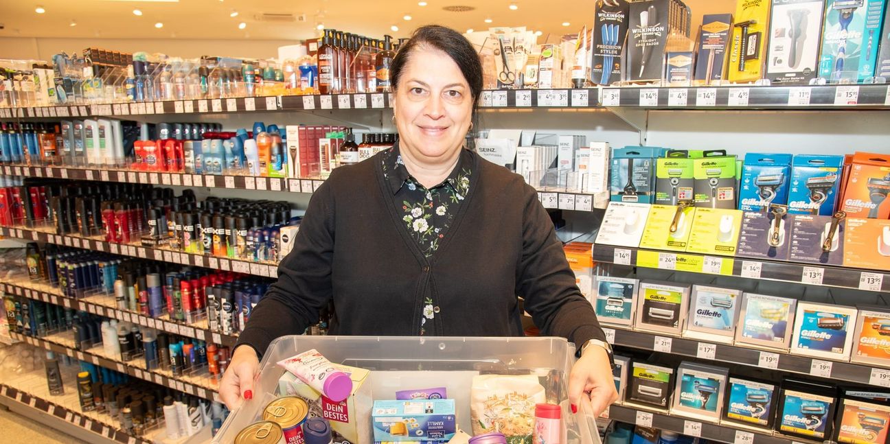 Antonietta Scarano Salemi mit der Spendenkiste für die Böblinger Tafel. Die Holzgerlingerin kümmert sich auch um den Transport. Bild: Nüßle