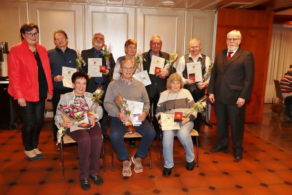 Die langjährigen Mitglieder des Dagersheimer Liederkranzes wurden reich beschenkt. Bild: z