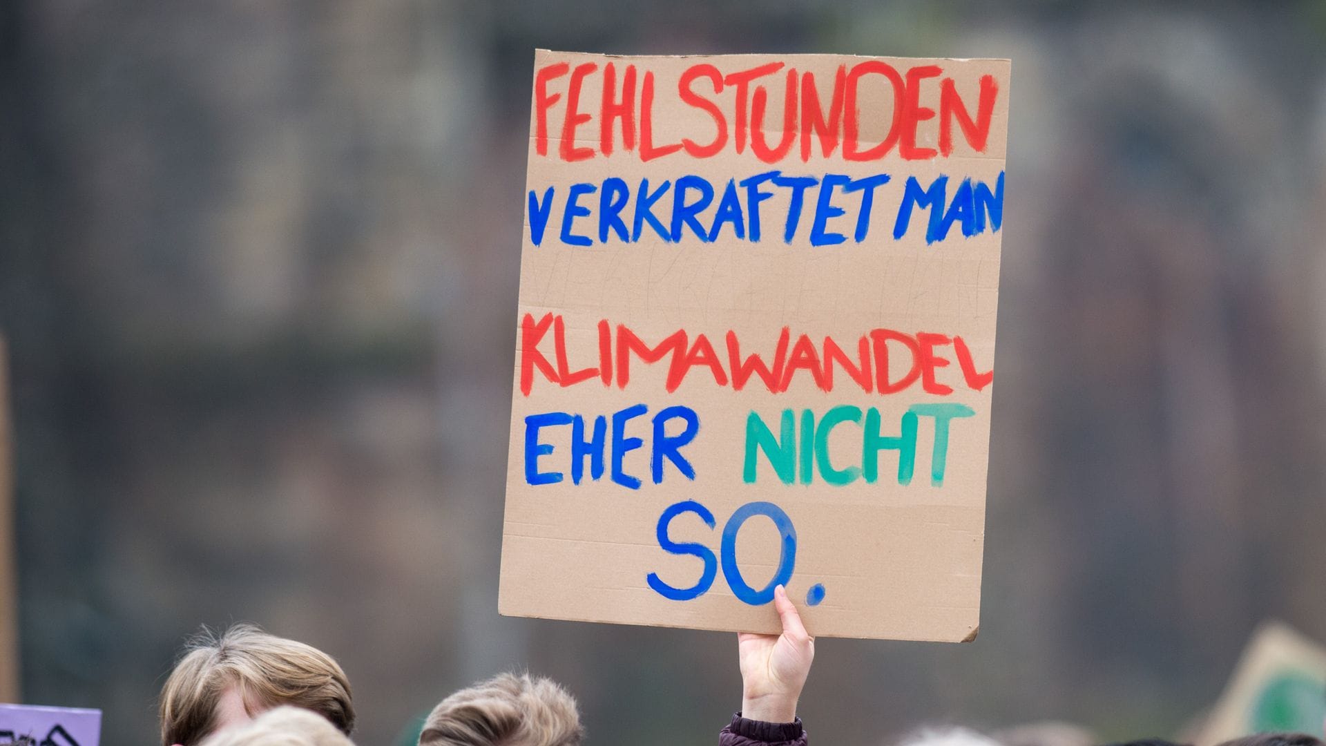 2019 gingen regelmäßig tausende Schülerinnen und Schüler für Fridays For Future auf die Straße. (Archivbild)