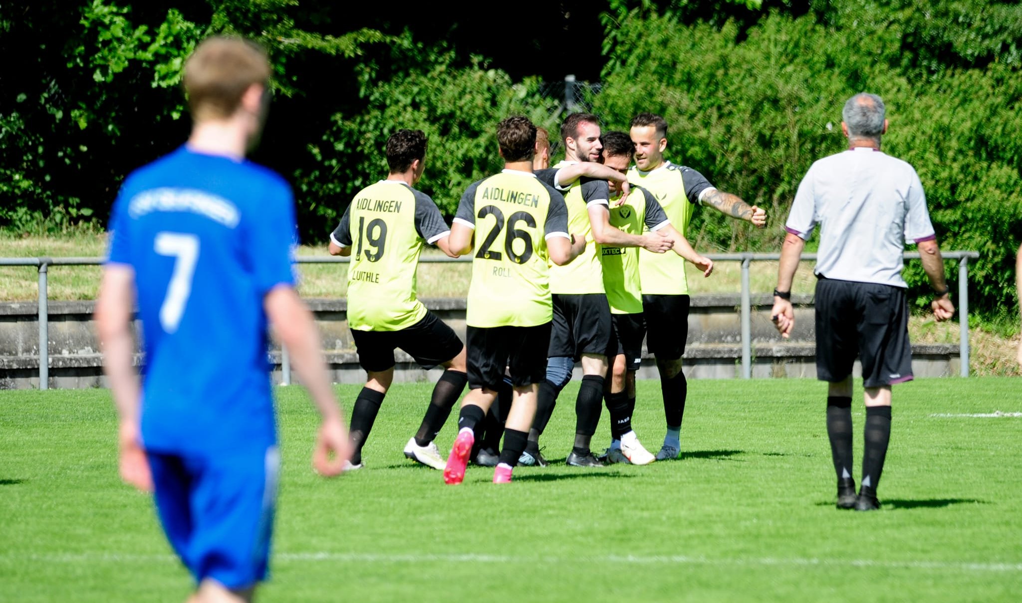 Jubel bei der Spvgg Aidlingen über den 2:0-Sieg beim FSV Deufringen.