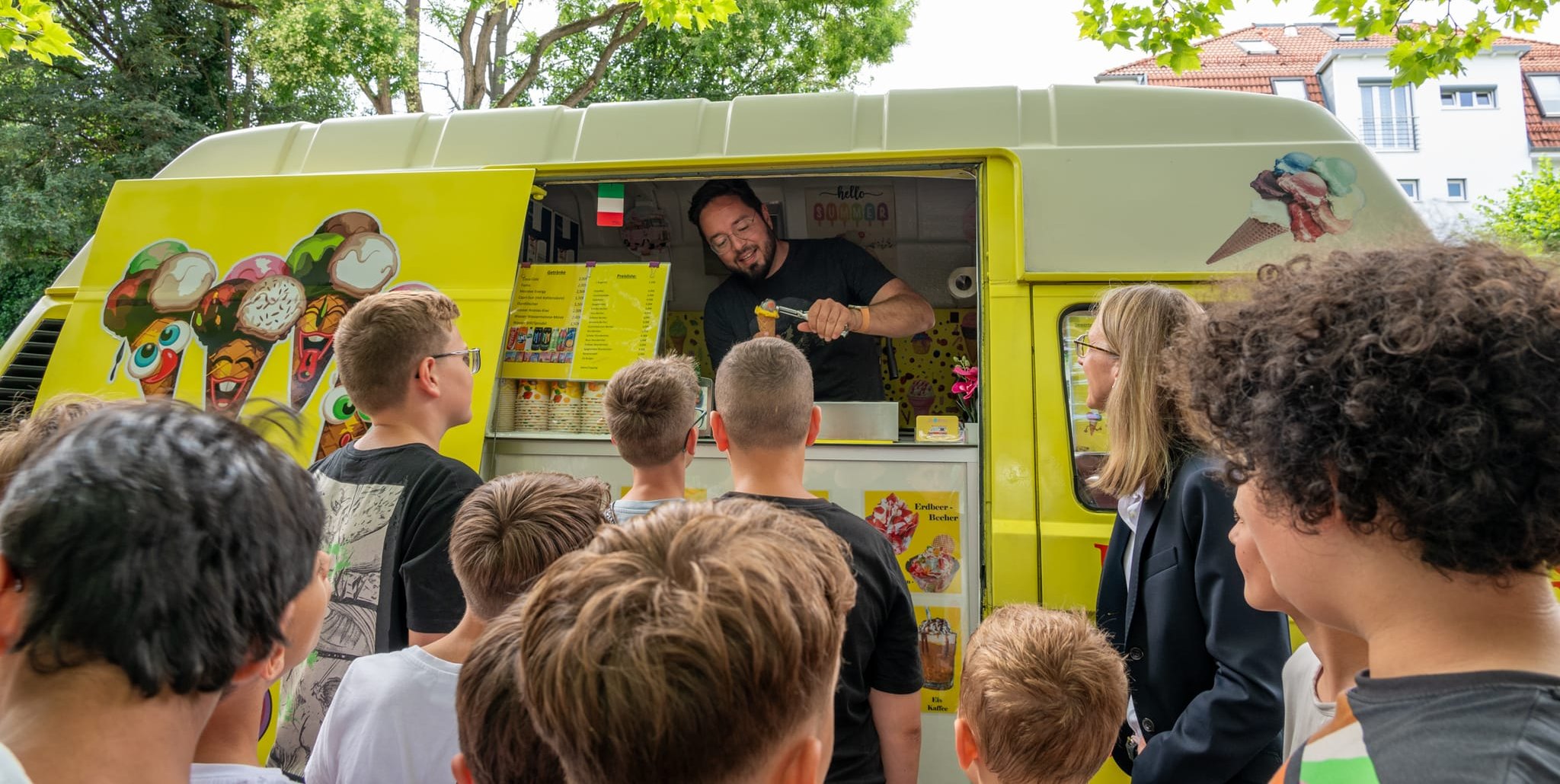 Der Eiswagen beim Stiftsgymnasium-Schulfest war heiß begehrt.