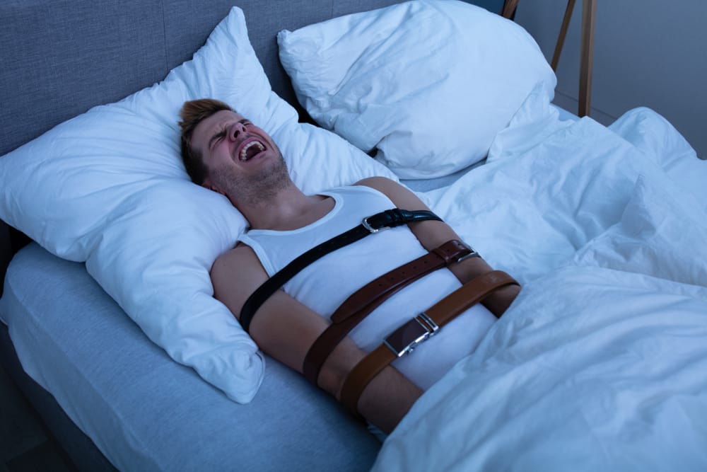 Schlafparalyse fühlt sich oft an, als wäre der Körper gefesselt, während der Geist wach ist.