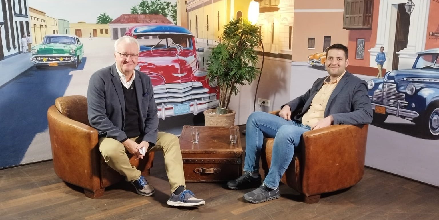 Der Syrer Ryyan Alshebl (rechts) kam als Flüchtling nach Deutschland. Heute ist er Bürgermeister der Gemeinde Ostelsheim. Im Stadtgespräch Böblingen mit Hans-Jörg Zürn (Sindelfinger Zeitung/Böblinger Zeitung) stellt er seine Gemeinde vor und berichtet von seinem Werdegang.