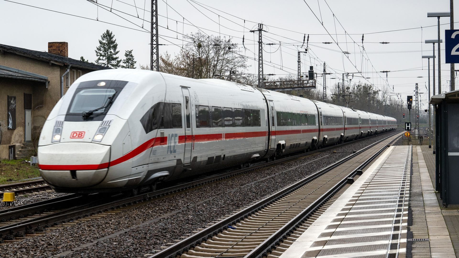 Sämtliche 137 Züge des ICE 4 sind inzwischen ausgeliefert. Der Zug bildet das Rückgrat der Fernverkehrsflotte der Bahn. (Archivbild)