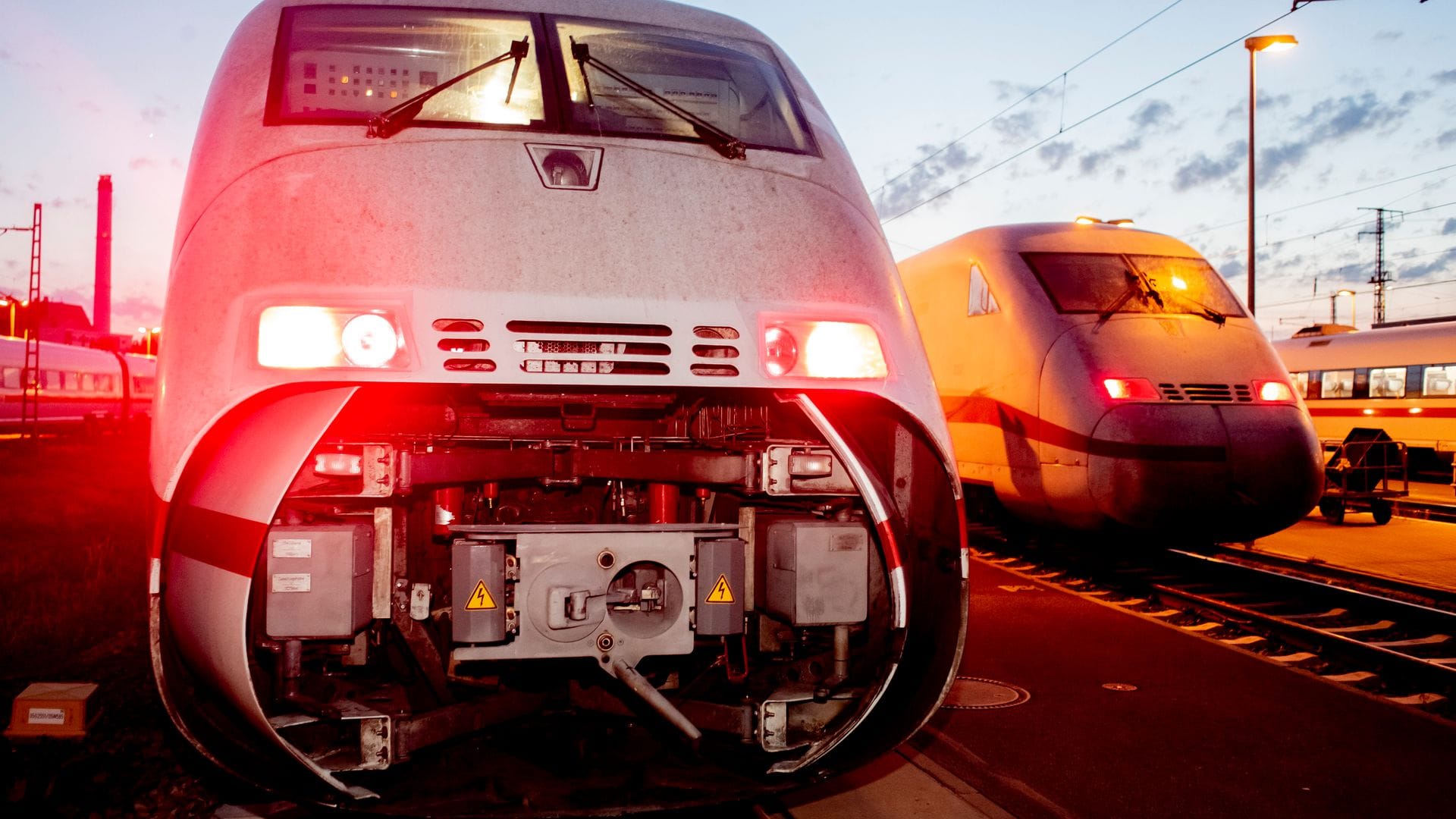 Auch der alte ICE 2 soll nach und nach bis Ende 2027 ausgemustert werden. Von den ursprünglich 44 Zügen verfügt die DB derzeit noch über 39. (Archivbild)
