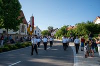 Das große Jubiläumswochenende startet mit dem Fahnenmarsch.