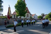 Das große Jubiläumswochenende startet mit dem Fahnenmarsch.