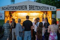 Das große Jubiläumswochenende startet mit dem Fahnenmarsch.