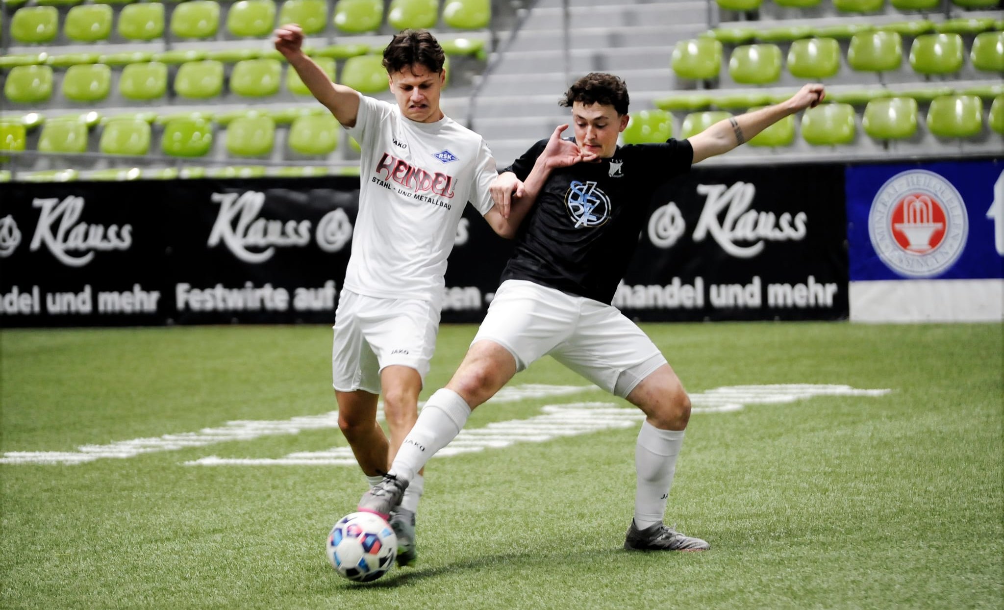 Dagersheims Marco Artmann (rechts) im Kampf um den Ball. Bild: photostampe