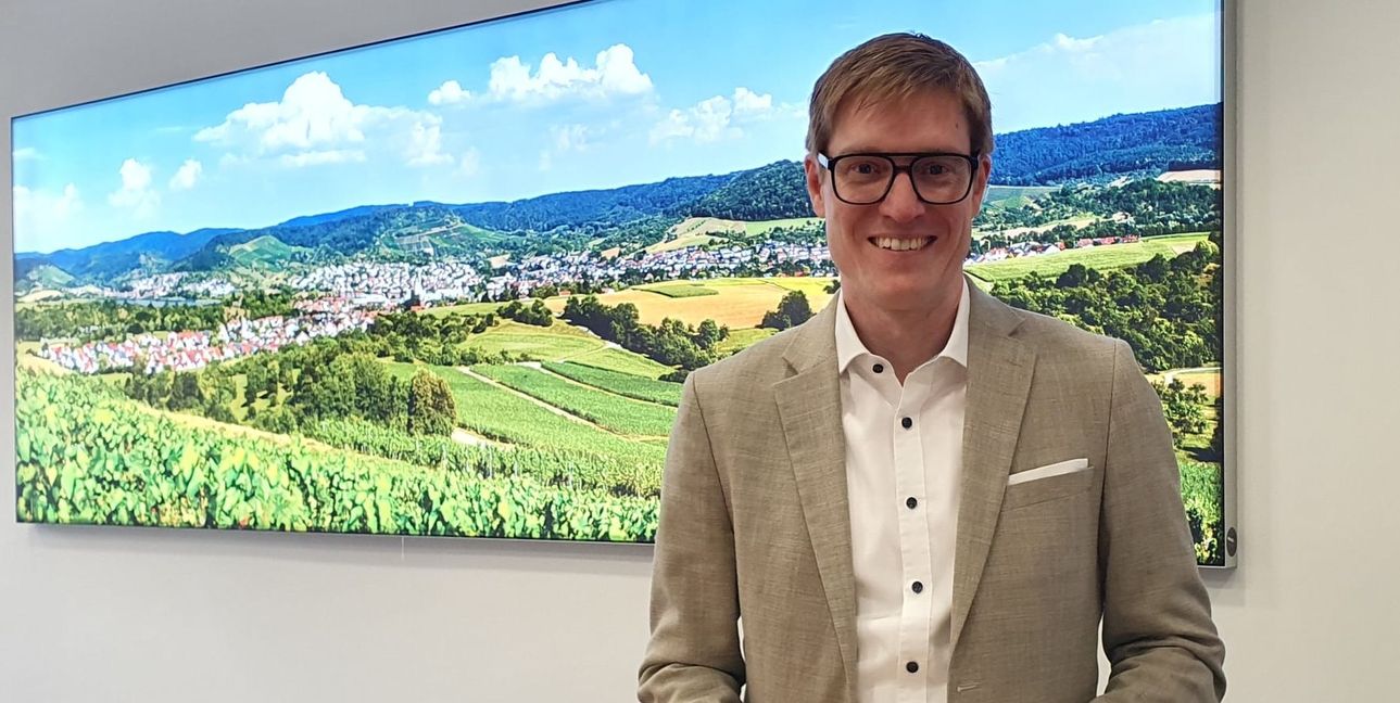 Markus Kleemann im Trauzimmer des Rathauses von Oberstenfeld. Das Bild dahinter zeigt die Gemeinde an einem Traumtag.Bild: Wegner