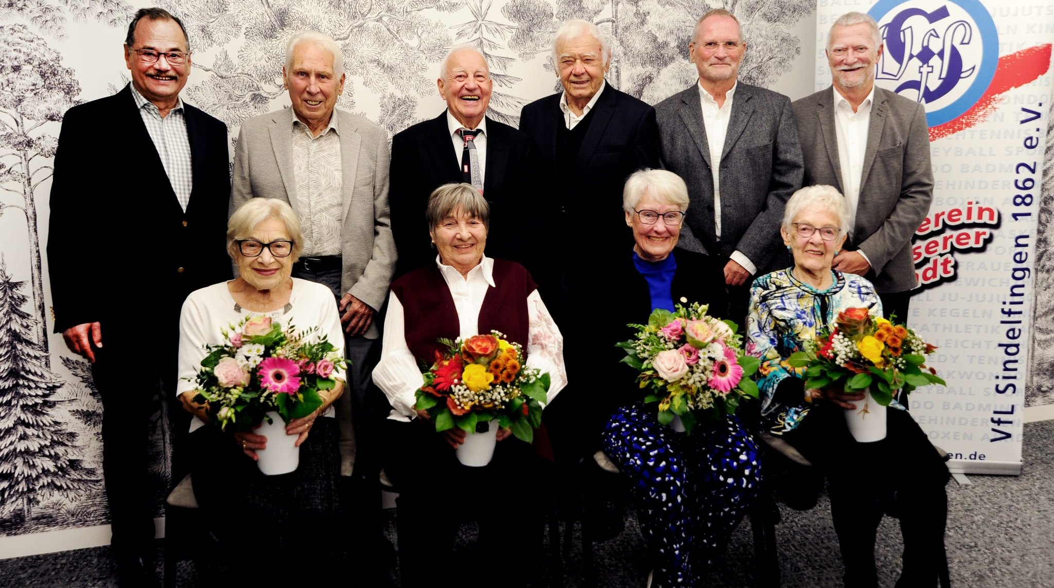 Ein besonderer Abend für den VfL Sindelfingen: Präsident Dr. Heinrich Reidelbach, Gerhard Furch (70 Jahre), Karl Rentschler (70), Klaus Dieter Müller (75), Wolfgang Herzog (60) und Vizepräsident Andreas Bonhage (hinten von links). Anneliese Pickelmann (70), Christel Wolf (60), Barbara Schneider (70) und Reinhilde Moroff (60 Jahre, vorne von links).Bild: Photostampe