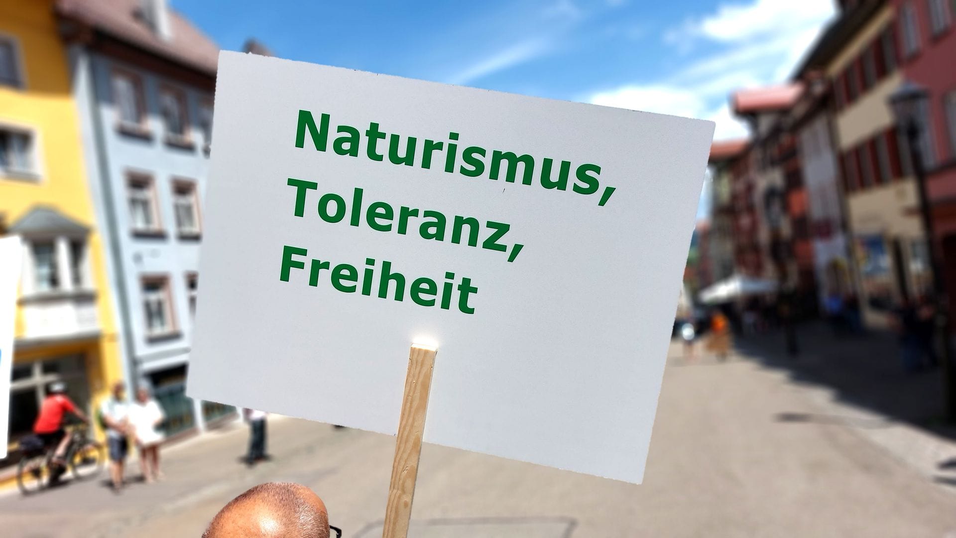 „Für Freiheit, Toleranz und Naturismus“ – die Nackt-Demonstration zieht durch die Rottweiler Innenstadt.