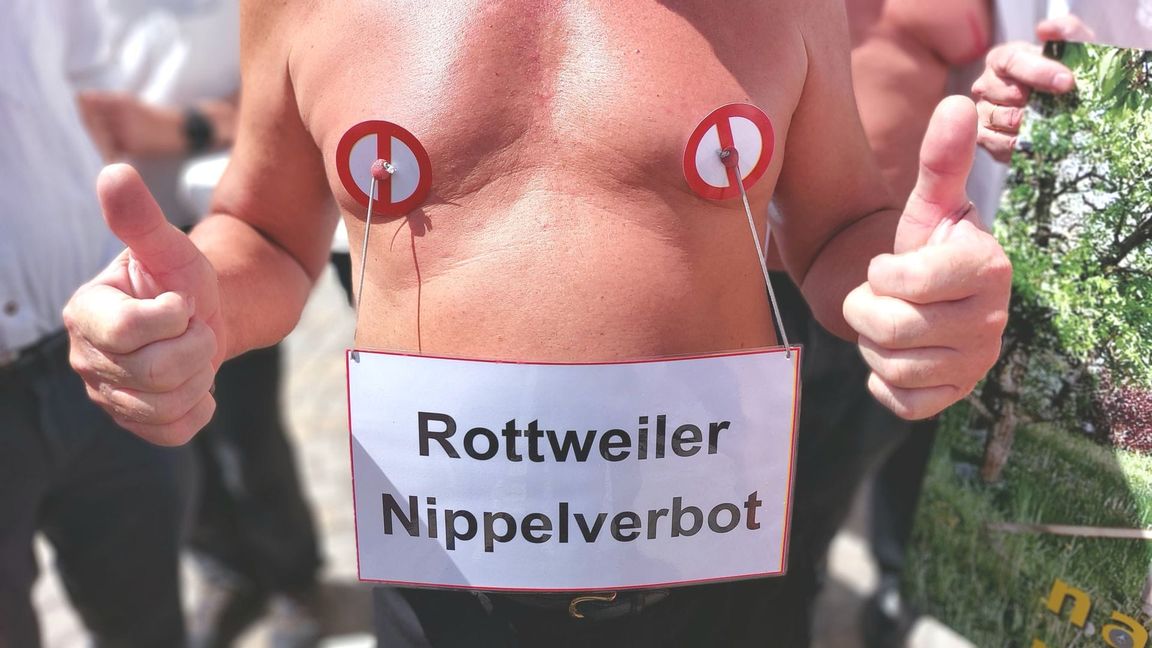 „Für Freiheit, Toleranz und Naturismus“ – die Nackt-Demonstration zieht durch die Rottweiler Innenstadt.