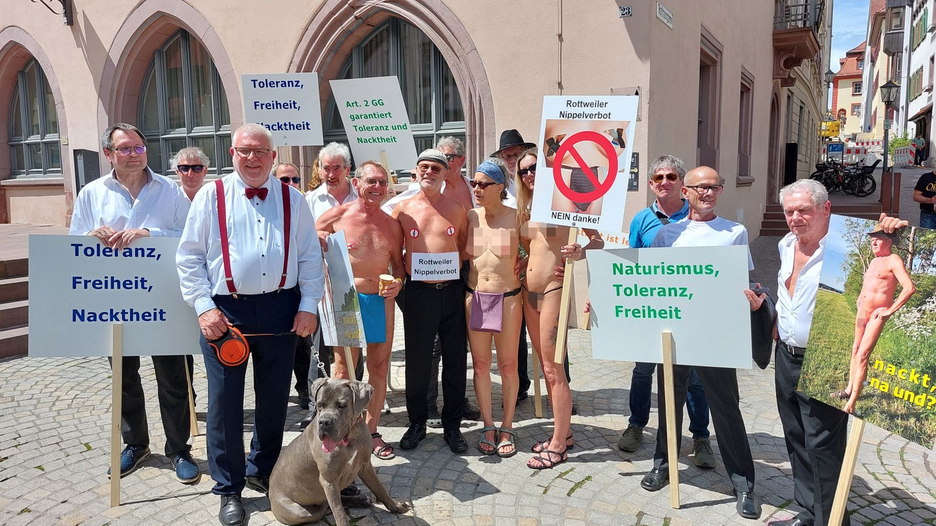 „Für Freiheit, Toleranz und Naturismus“ – die Nackt-Demonstration zieht durch die Rottweiler Innenstadt.