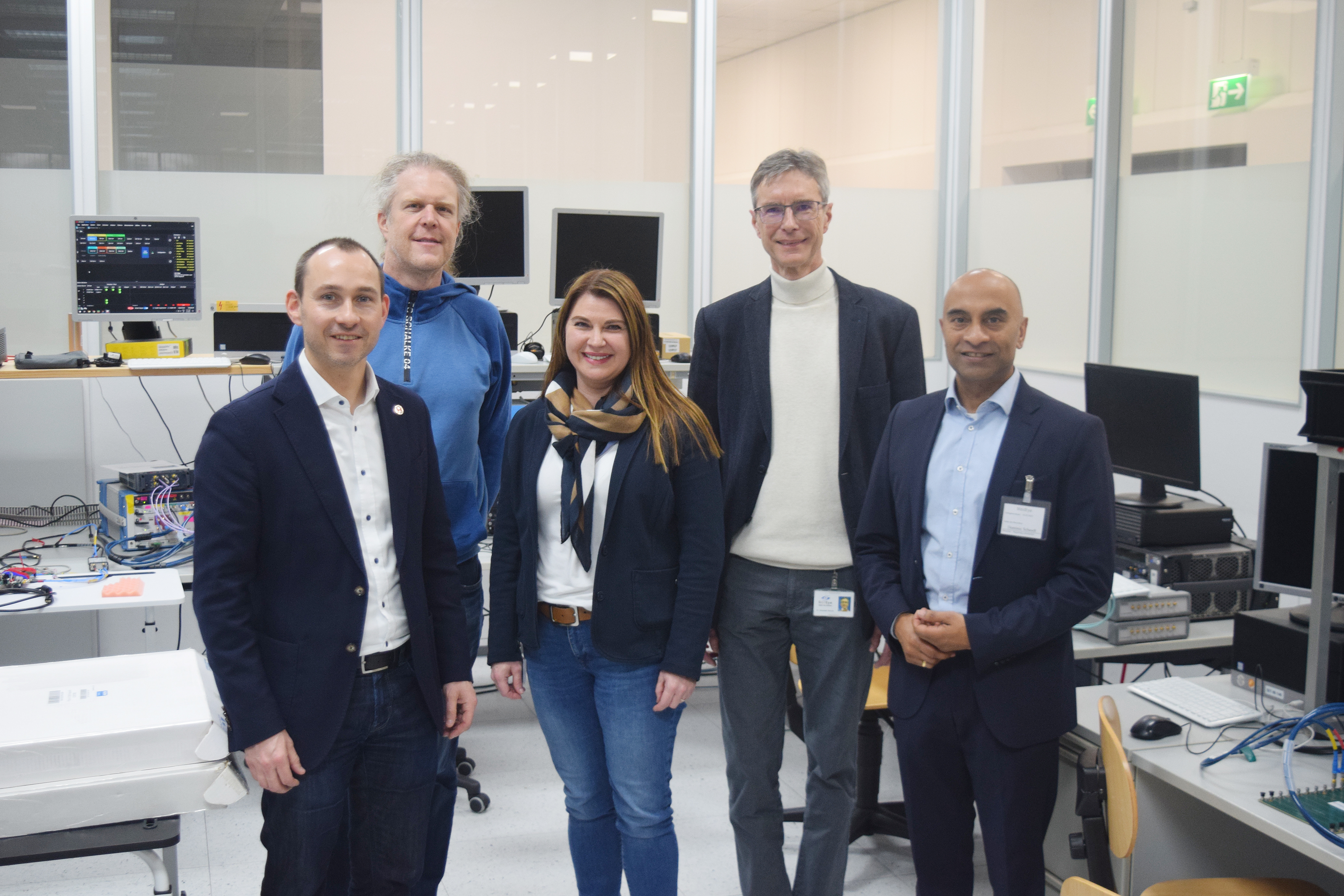 Im Bitifeye-Laborraum (von links): Böblingens OB Dr. Stefan Belz, Tom Kopf, Iris Jaus und Dr. Alexander Schmitt von Bitifeye sowie Böblingens Wirtschaftsförderer Dominic Schaudt.     Bild: Krauter