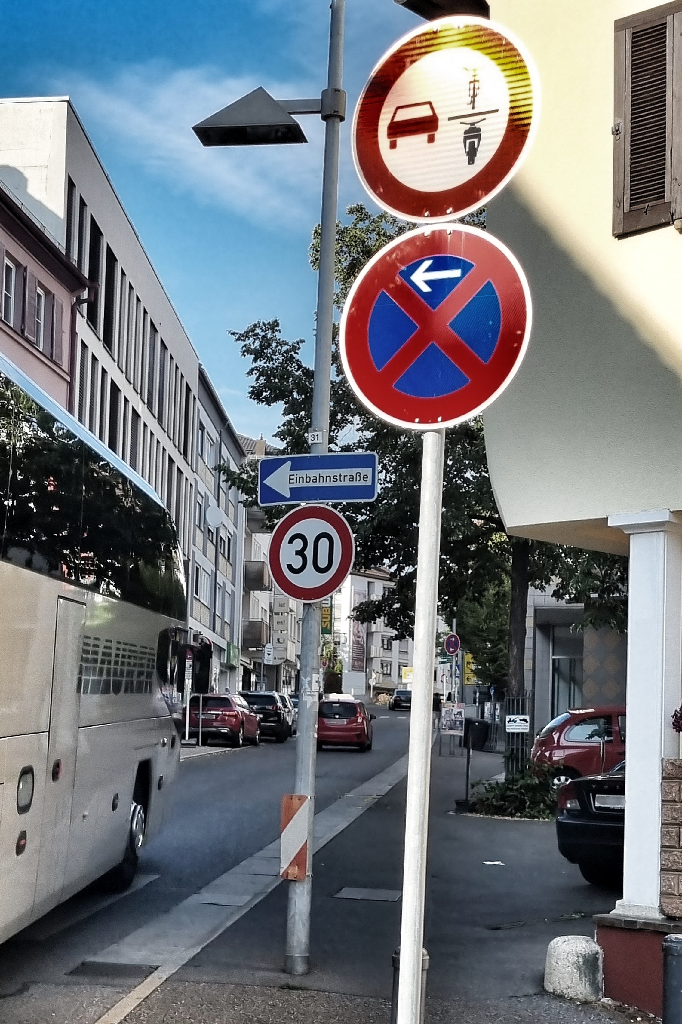 In der Oberen Poststraße hat das Verkehrszeichen 277.1 Einzug gehalten: Mehrspurige Fahrzeuge dürfen Zweiräder den Weg hinauf bis zum Postplatz nicht überholen dürfen. Bild: Hamann