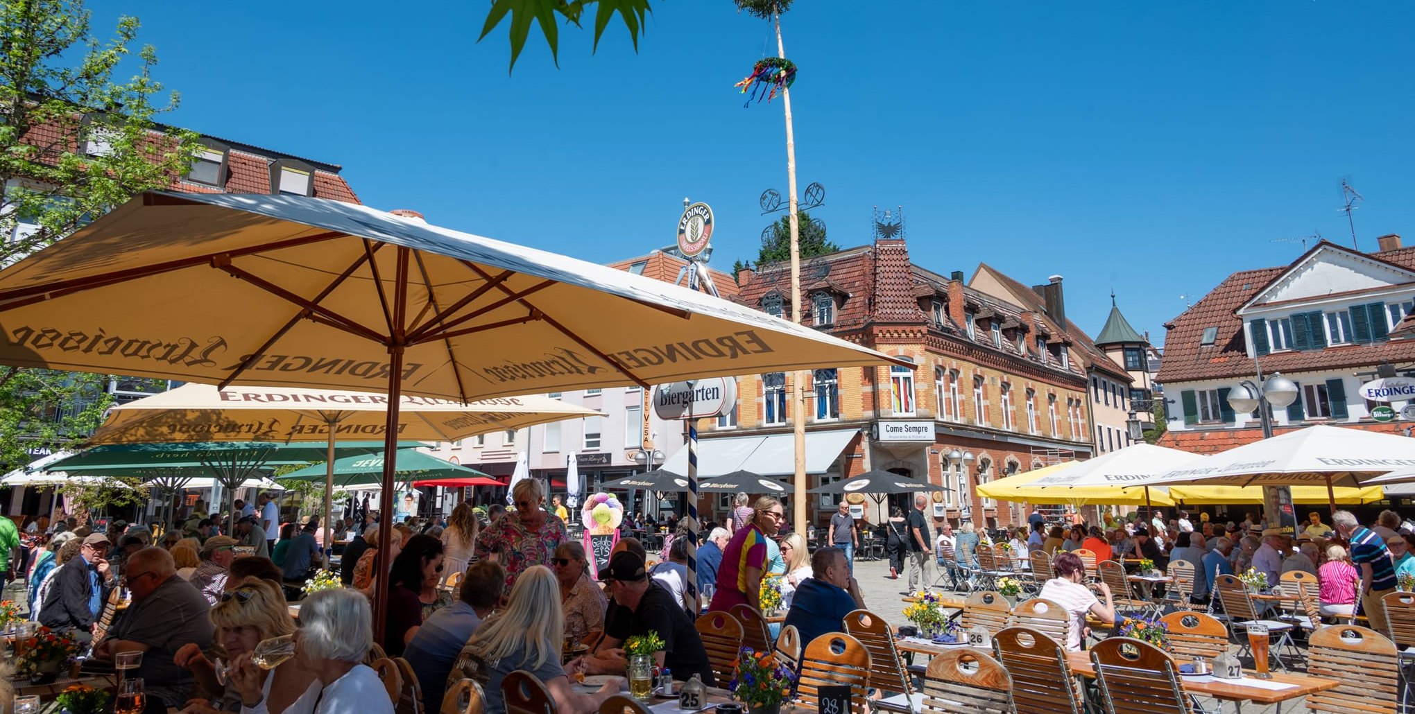 Unterm Maibaum auf dem Wettbachplatz lässt es sich aushalten. Das gilt auch für die Sindelfinger Jahrgänge bei ihrem jährlichen Treffen.