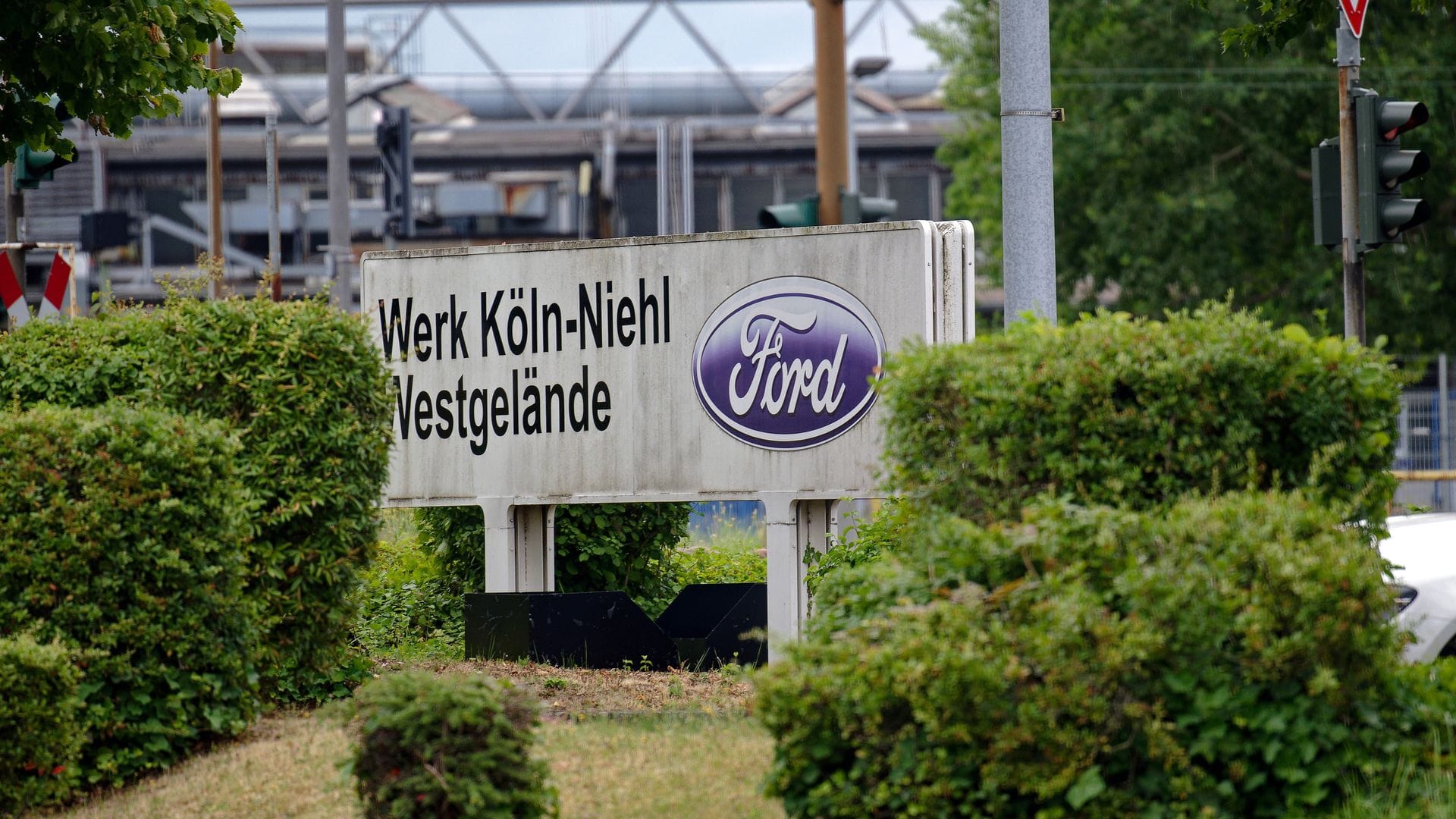 Ford-Logo an einem Werkstor des Autobauers, der in Köln noch große Flächen hat - obwohl er personell schon seit langem schrumpft.