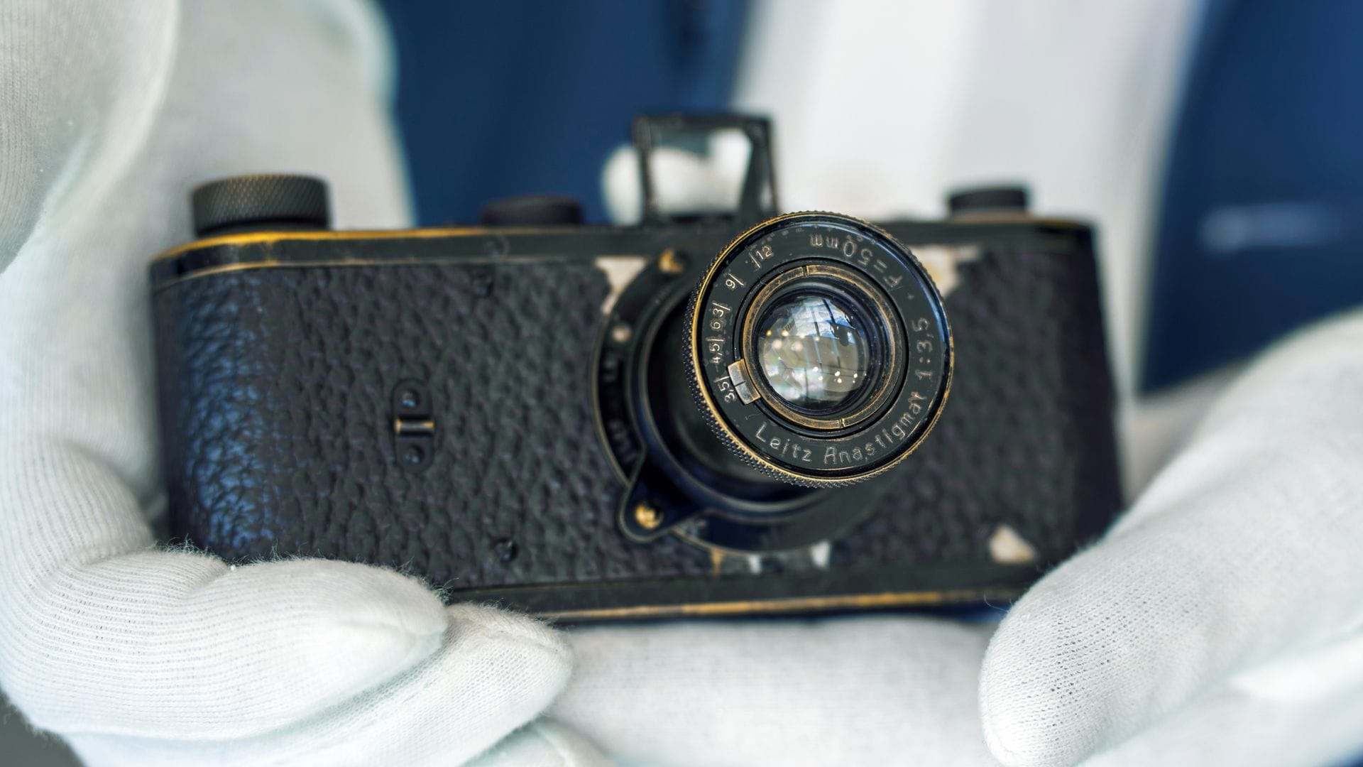 Ein über 100 Jahre alter Prototyp einer Leica-Kleinbildkamera ist bei einer Auktion für 7,2 Millionen Euro versteigert worden.