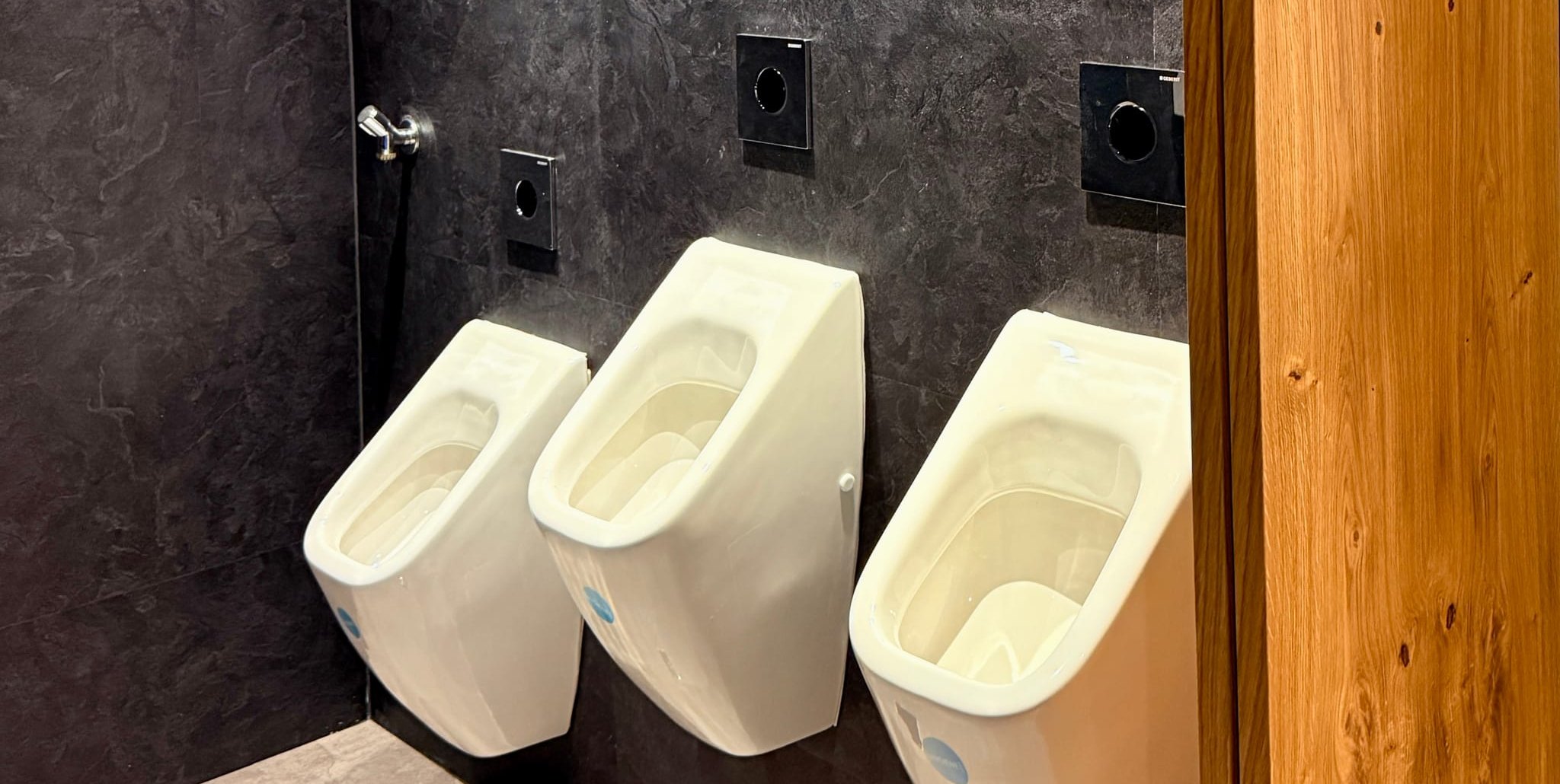 Ursprünglich nicht vorgesehen, wurden die Sanitäranlagen im Zuge des Umbaus vollständig erneuert – vom Boden bis zur Ausstattung.