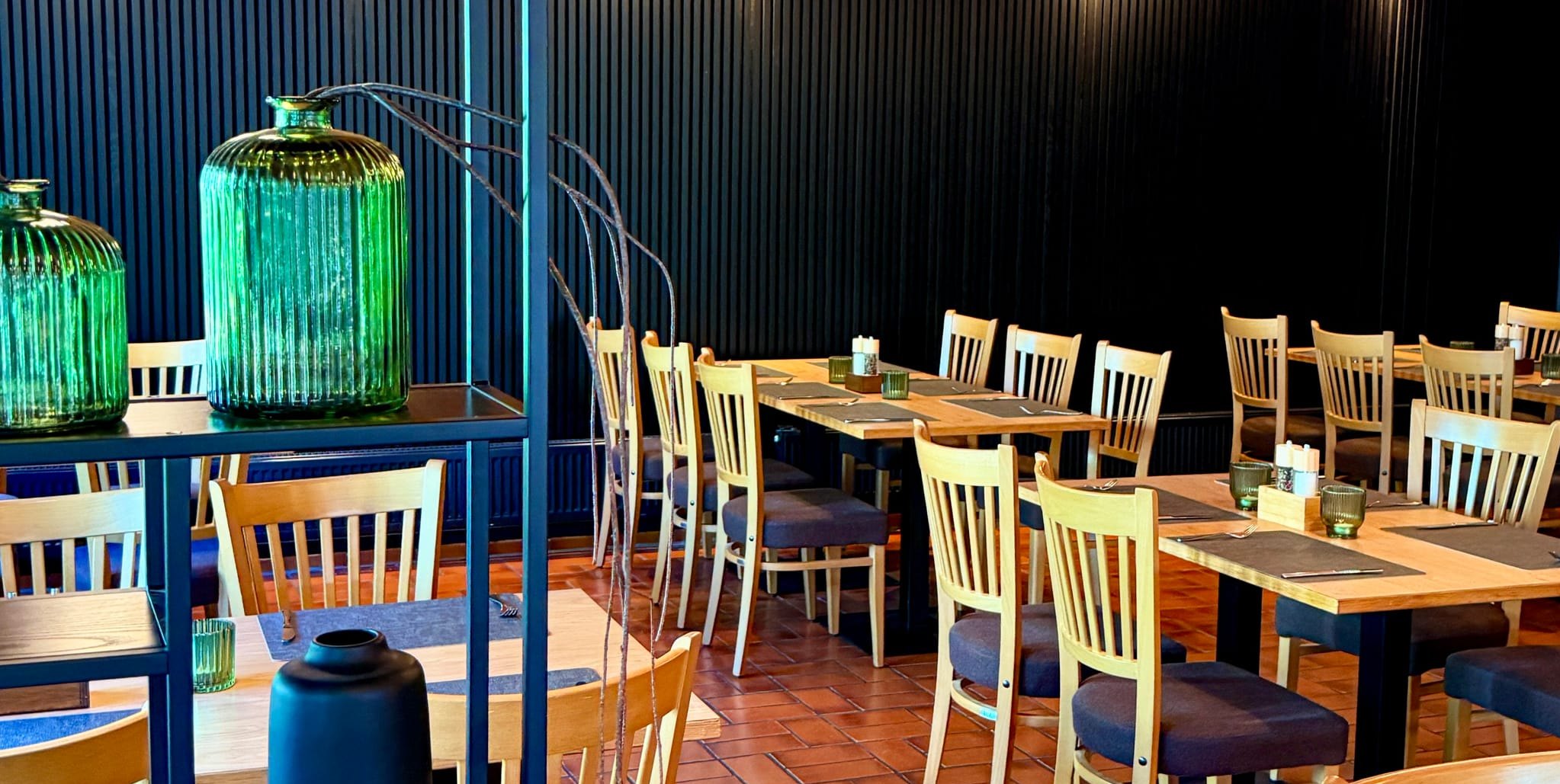 Mit dunklen Tönen, klarer Gestaltung und neuer Beleuchtung präsentiert sich das Restaurant.