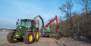 Grund für die Straßensperrung: Waldarbeiten brauchen Platz. Äste werden direkt vor Ort gehäckselt.