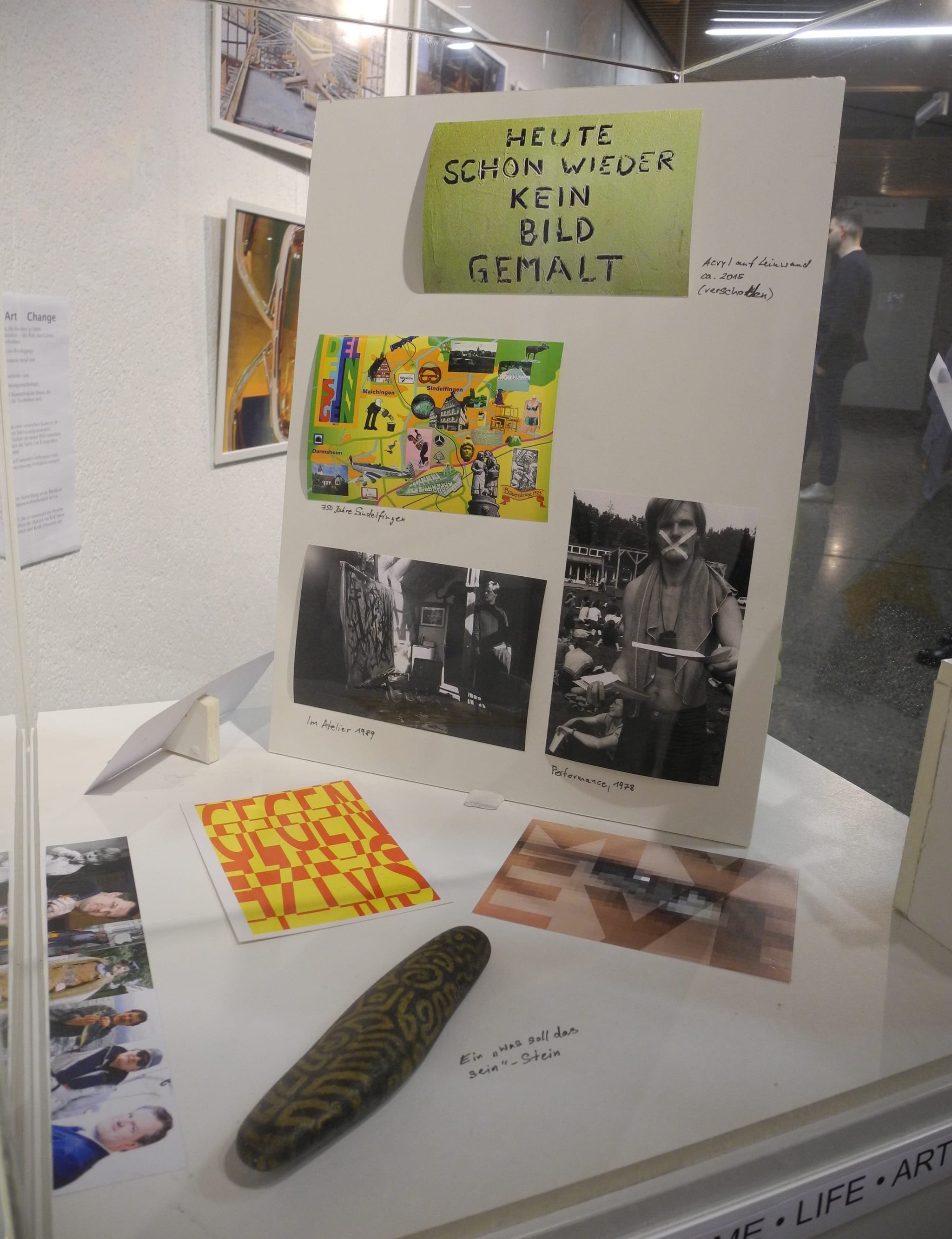 Eine Vitrine mit diversen Objekten von Rolf Spiess.