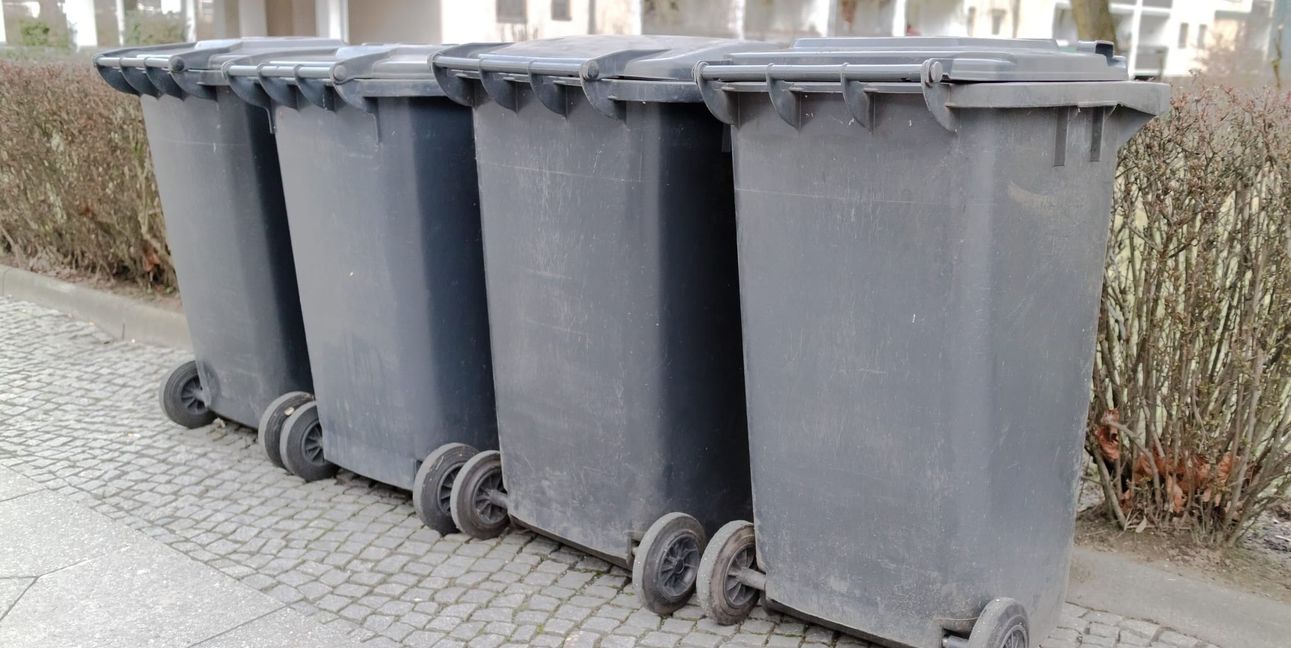 In die Restmülltonne gehört weder Plastik noch Bioabfall.